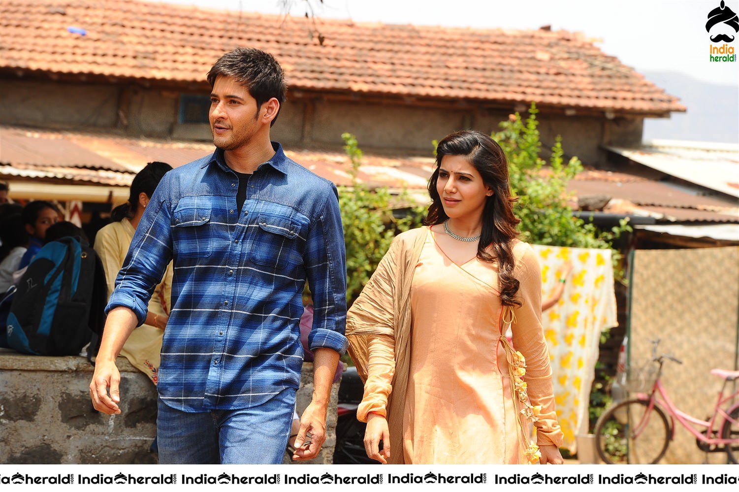 Actor Mahesh Babu Photos along with Samantha and Kajal Set 1