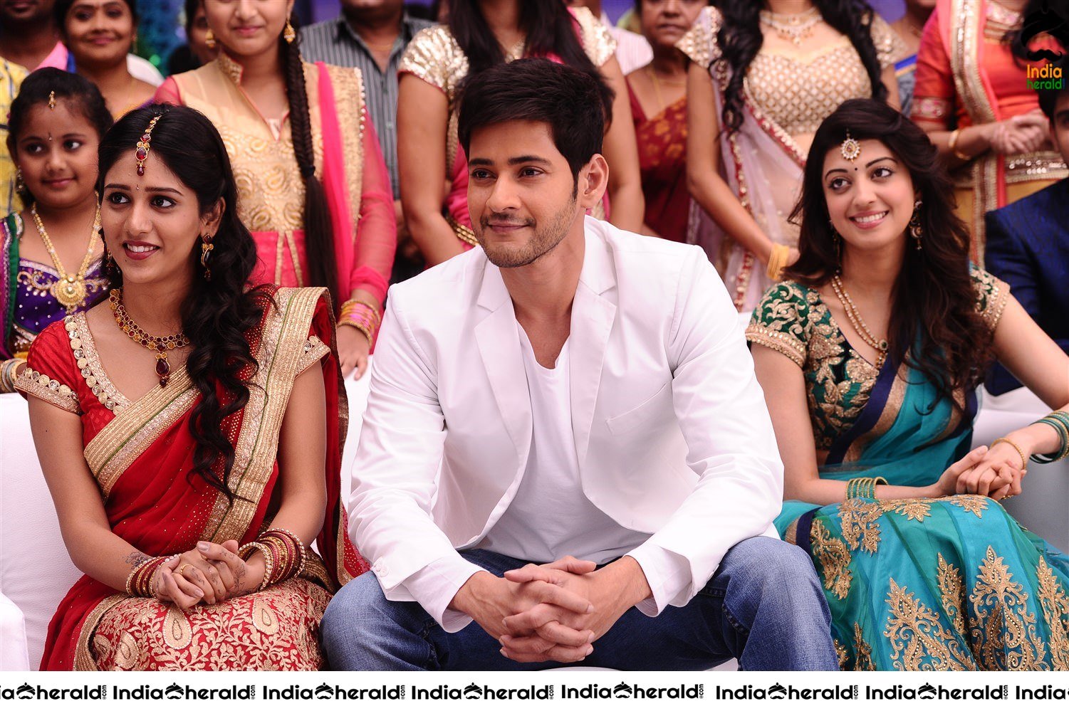 Actor Mahesh Babu Photos along with Samantha and Kajal Set 2