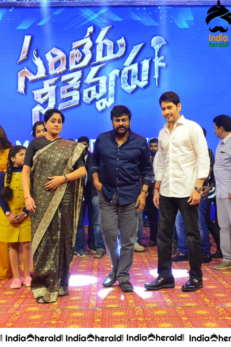 Actor Mahesh Babu snapped with Chiranjeevi and Vijayshanthi Set 1