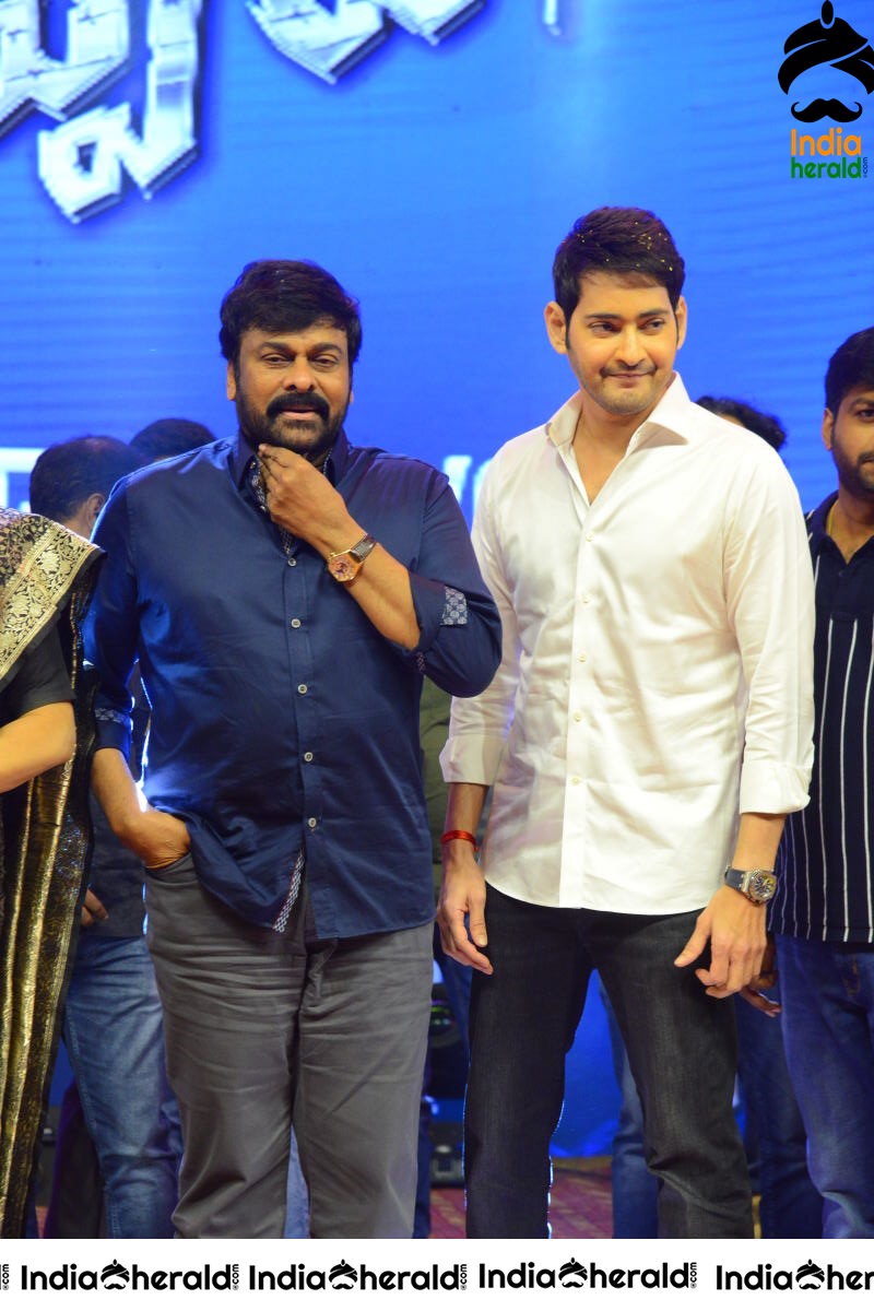 Actor Mahesh Babu snapped with Chiranjeevi and Vijayshanthi Set 1