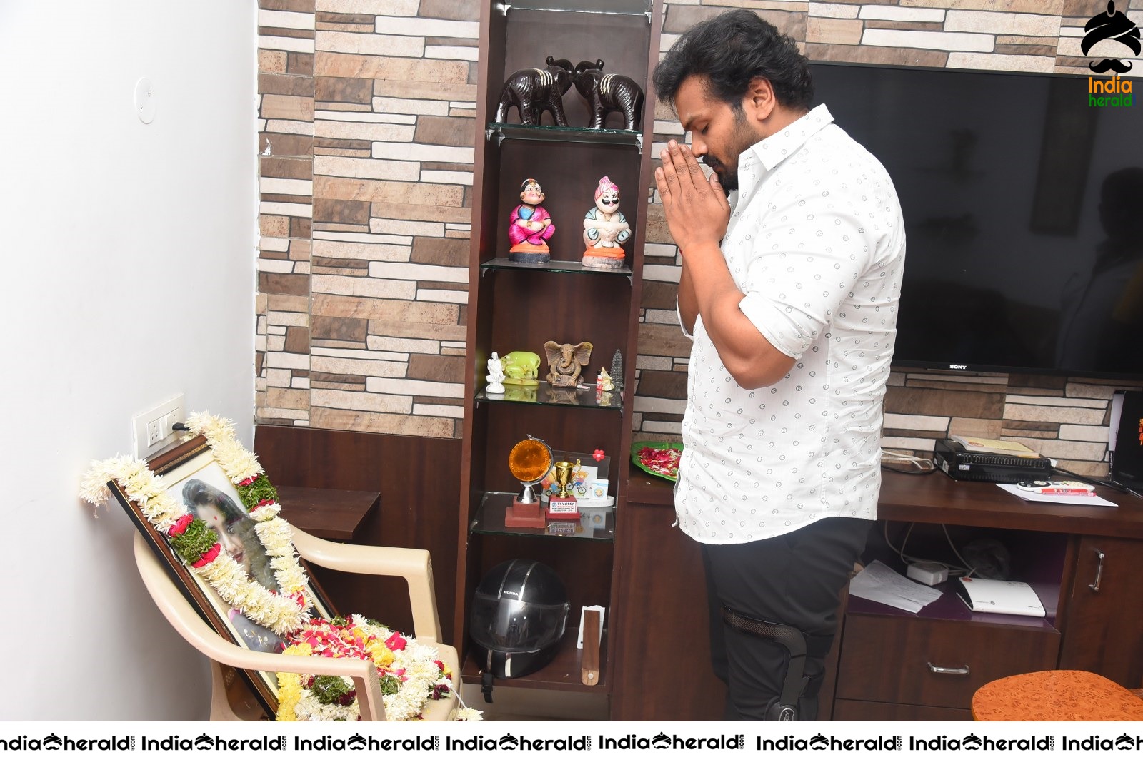 Actor Manchu Manoj Meets Dr Priyanka Reddy Family Members