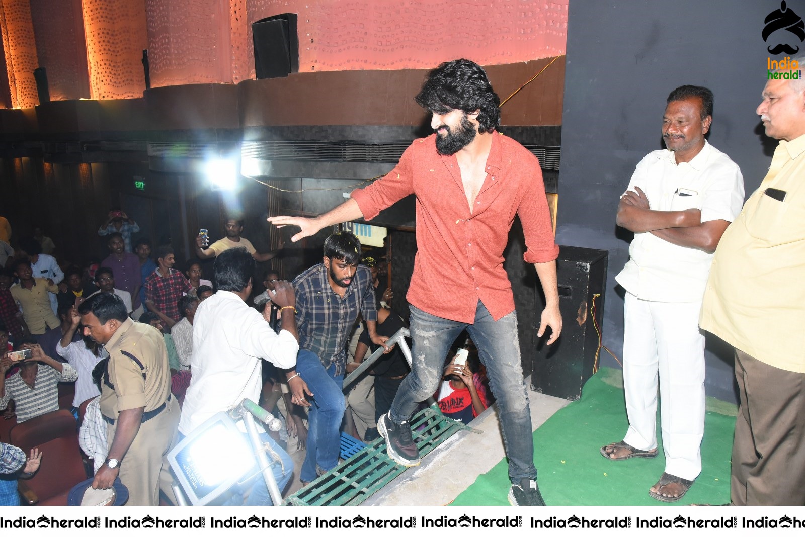 Actor Naga Shaurya mobbed by fans at Guntur