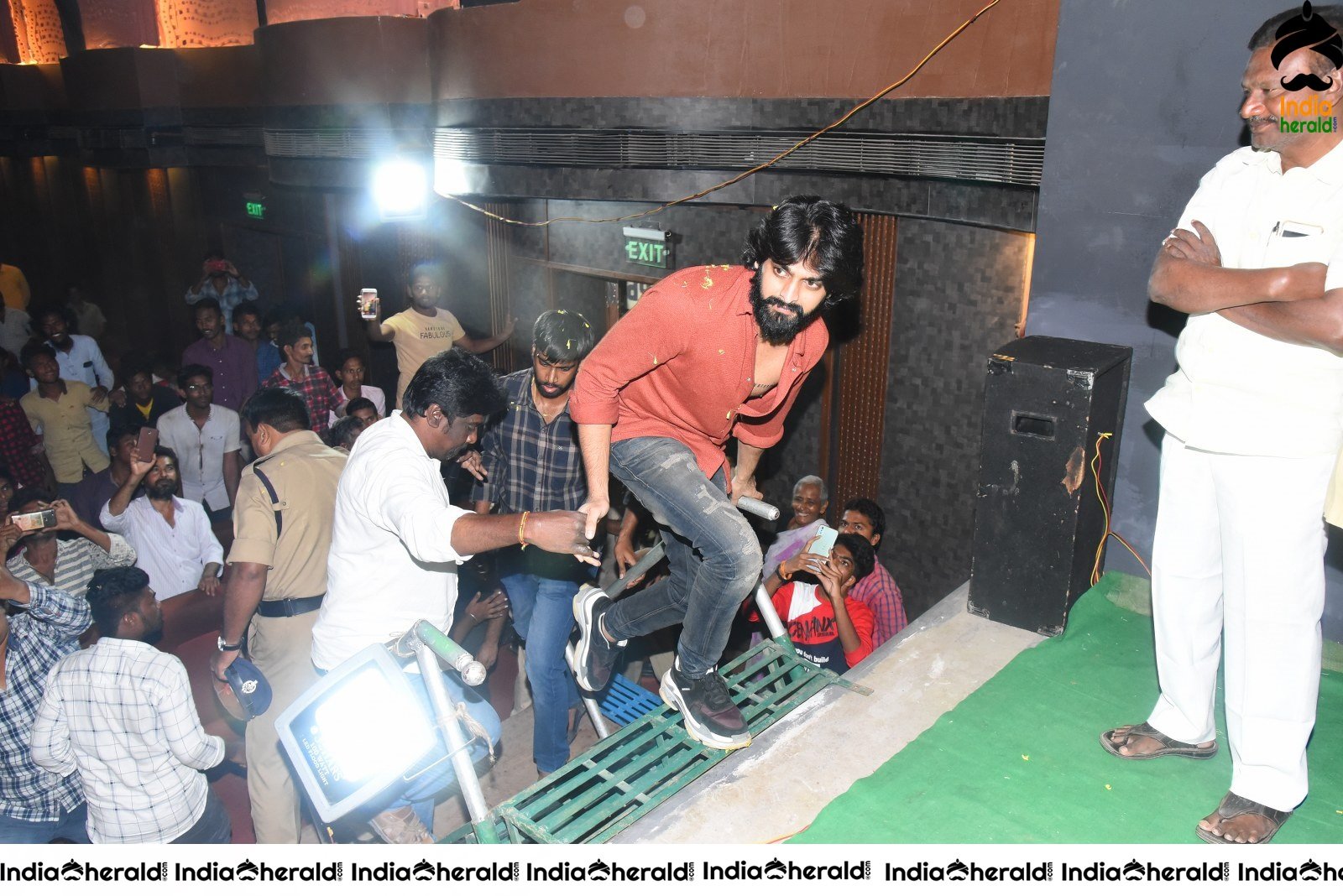 Actor Naga Shaurya mobbed by fans at Guntur