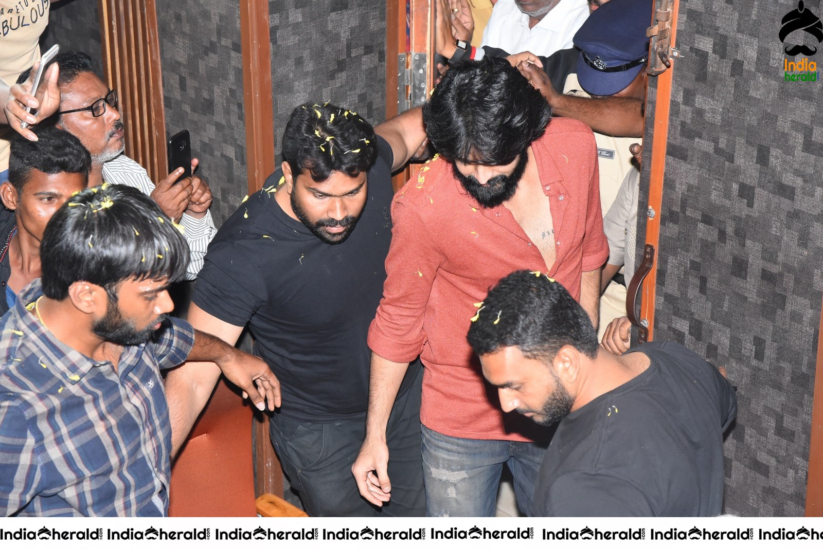 Actor Naga Shaurya mobbed by fans at Guntur