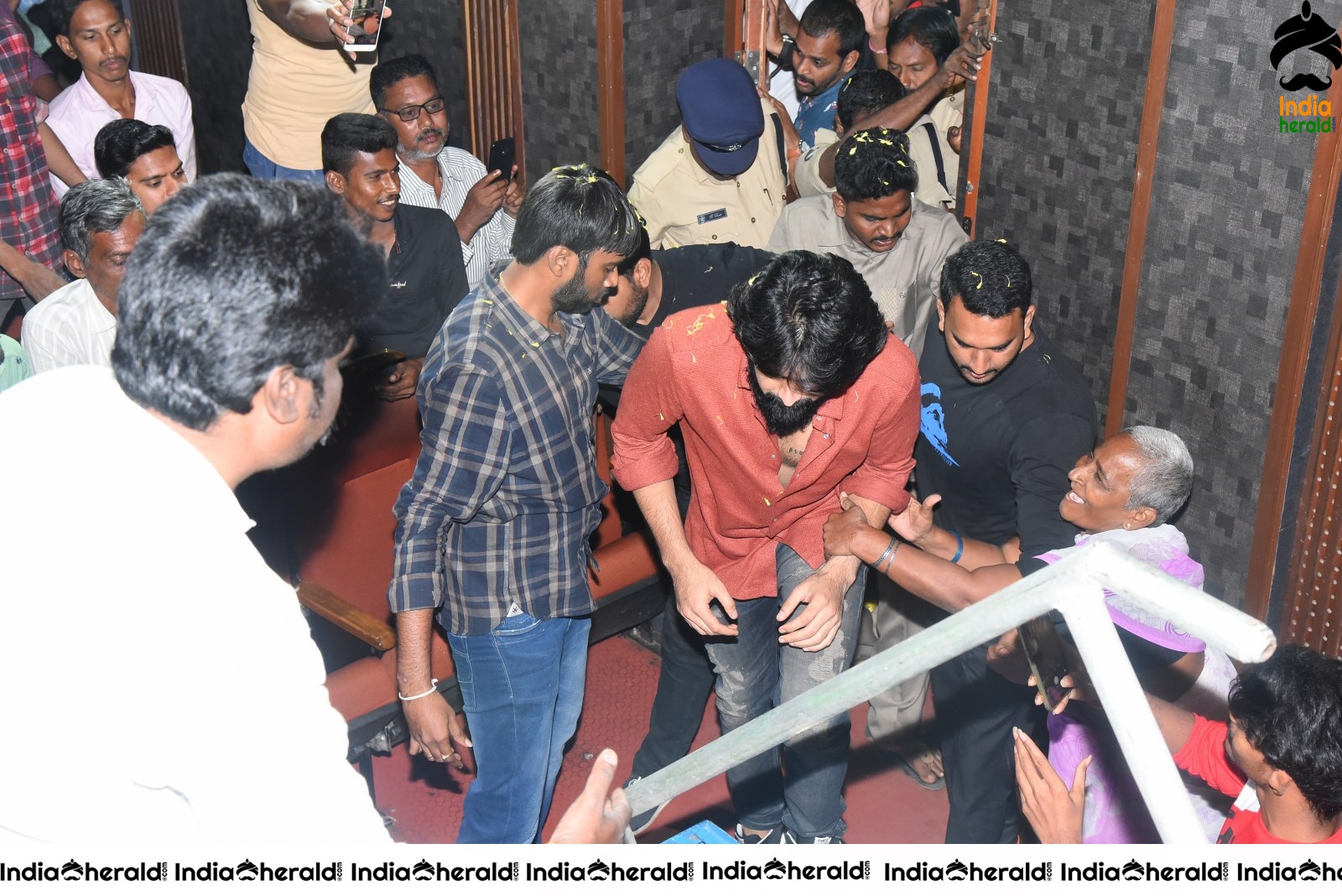 Actor Naga Shaurya mobbed by fans at Guntur