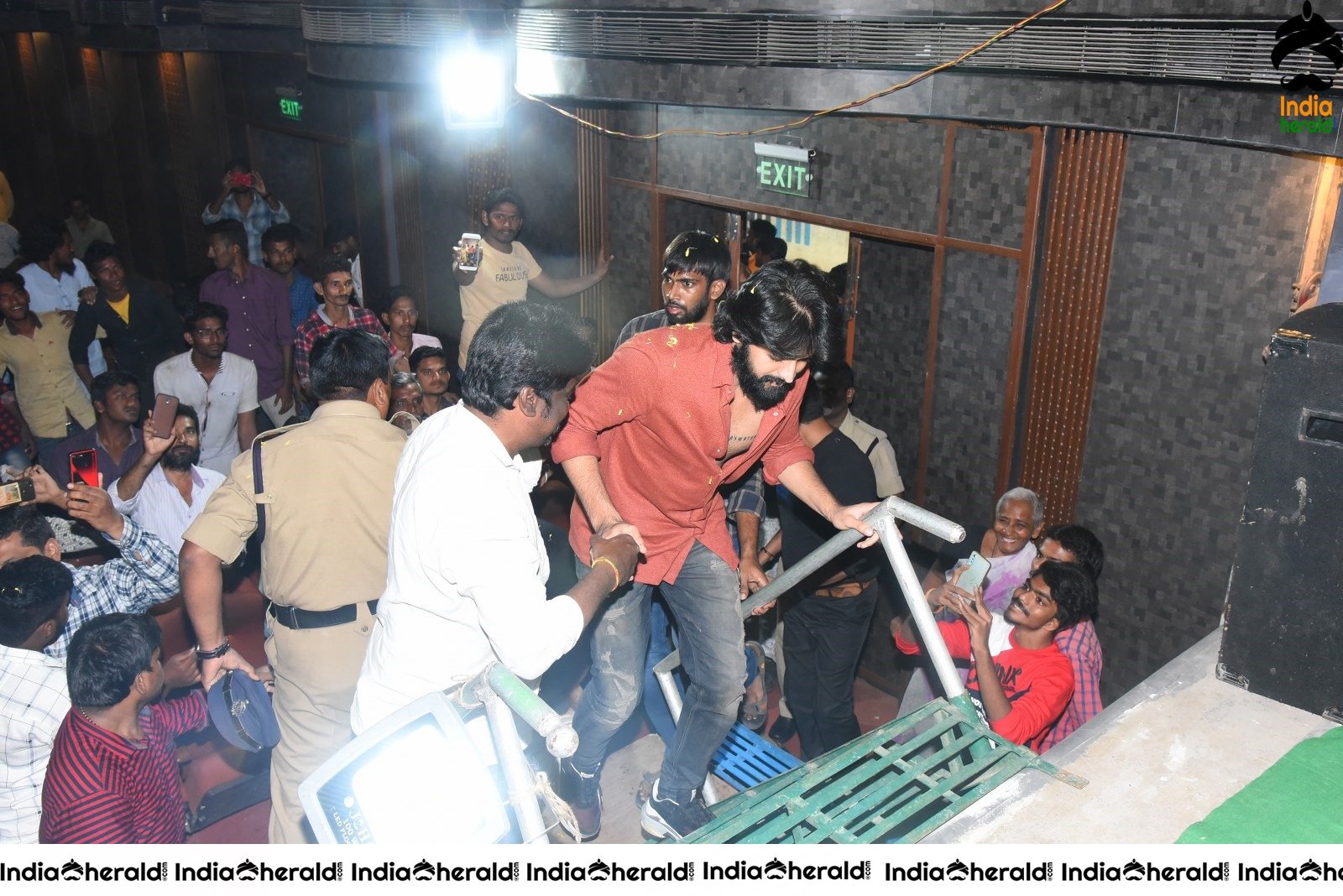 Actor Naga Shaurya mobbed by fans at Guntur