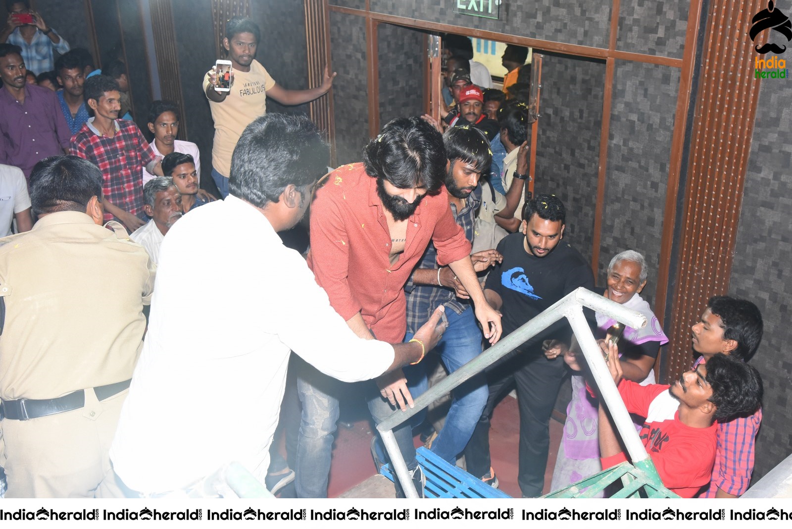 Actor Naga Shaurya mobbed by fans at Guntur