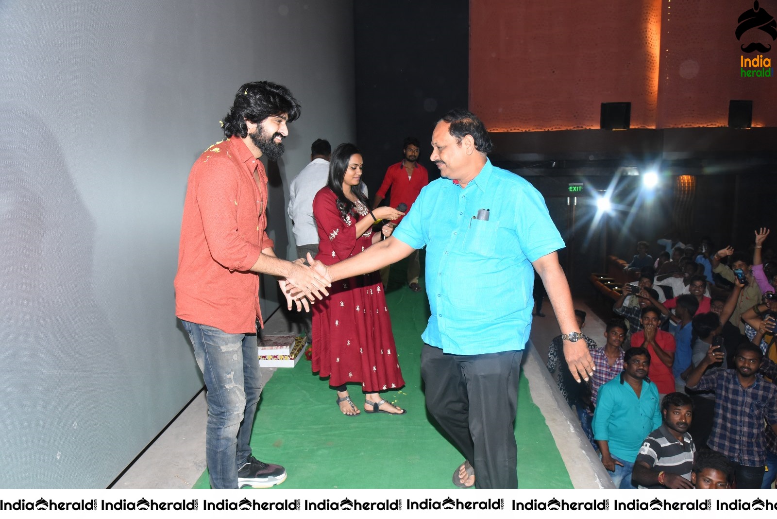 Actor Naga Shaurya mobbed by fans at Guntur