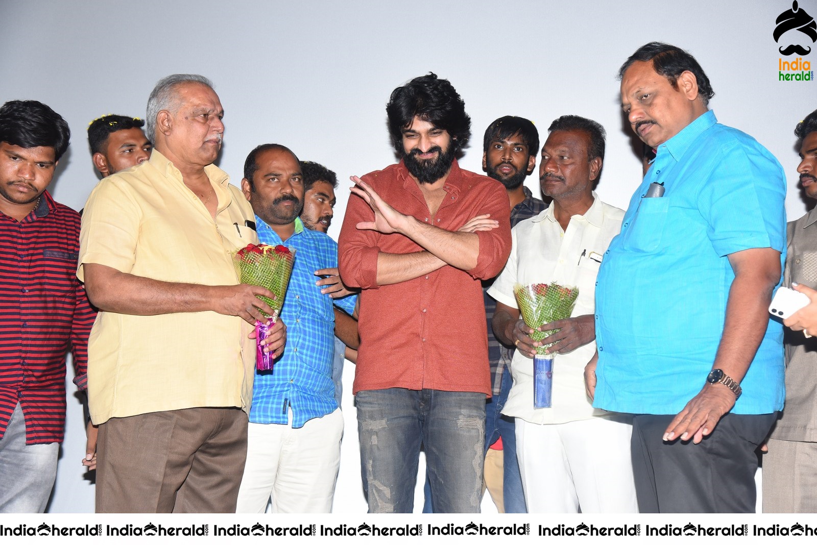 Actor Naga Shaurya mobbed by fans at Guntur