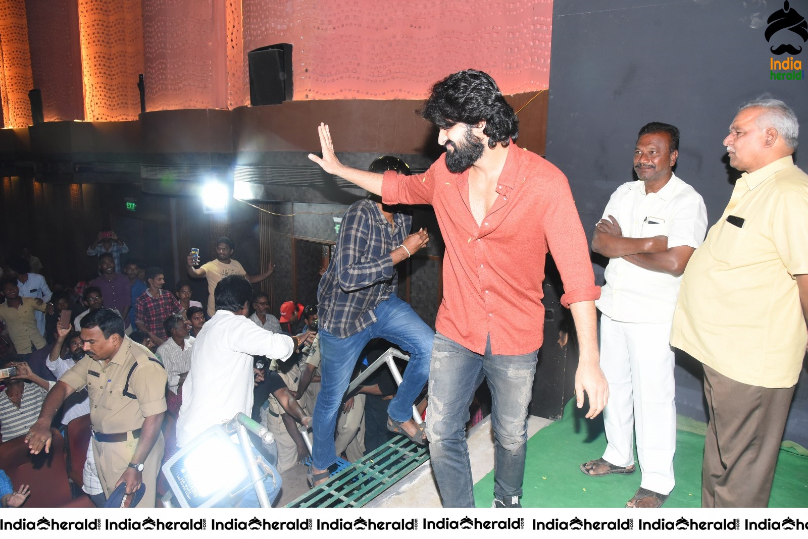 Actor Naga Shaurya mobbed by fans at Guntur