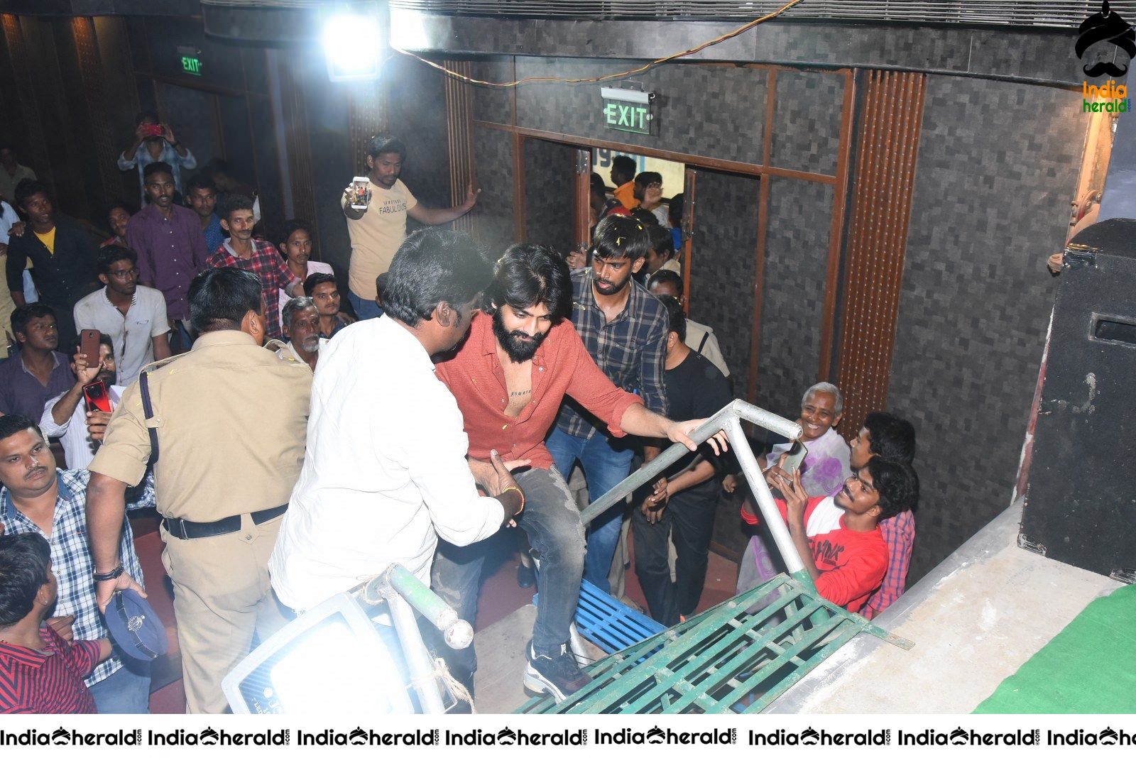 Actor Naga Shaurya mobbed by fans at Guntur