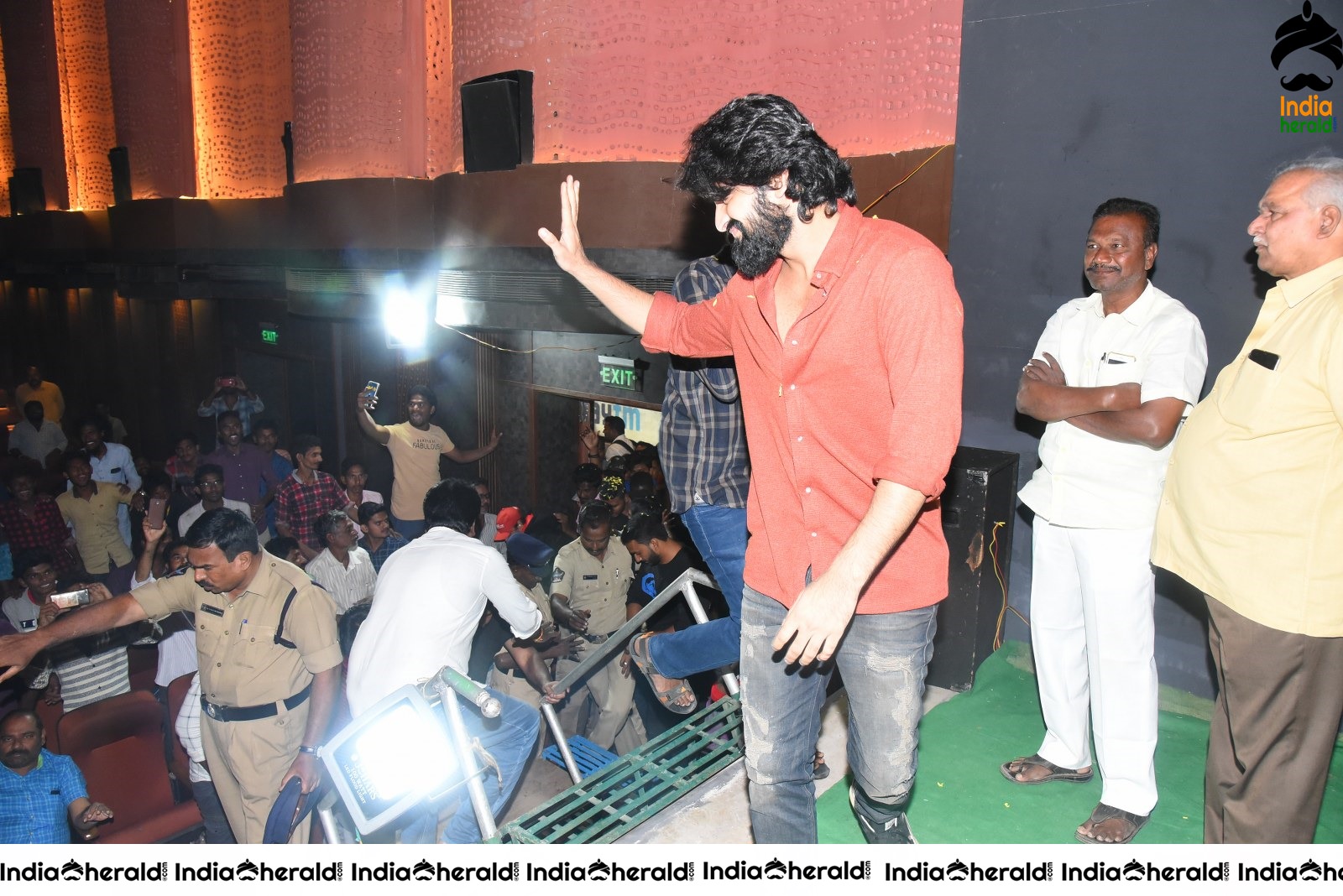 Actor Naga Shaurya mobbed by fans at Guntur