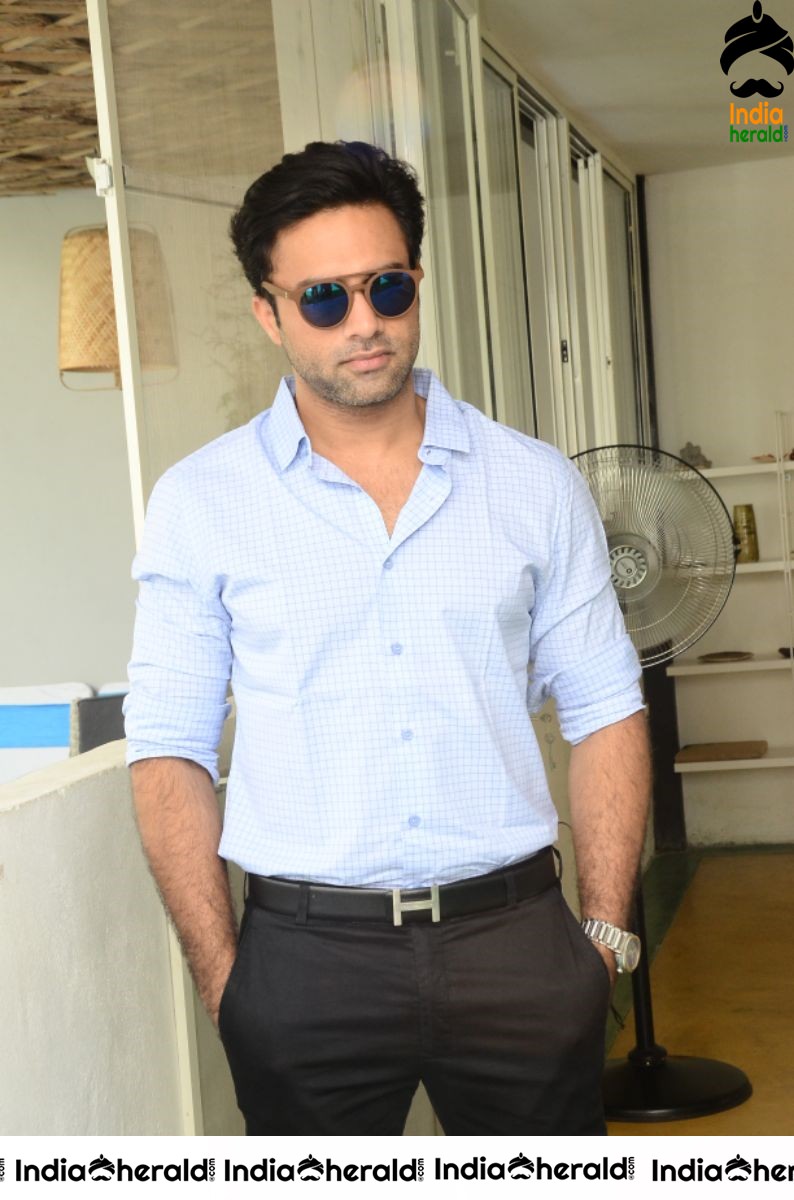 Actor Navdeep Looking Stylish in these latest clicks Set 1