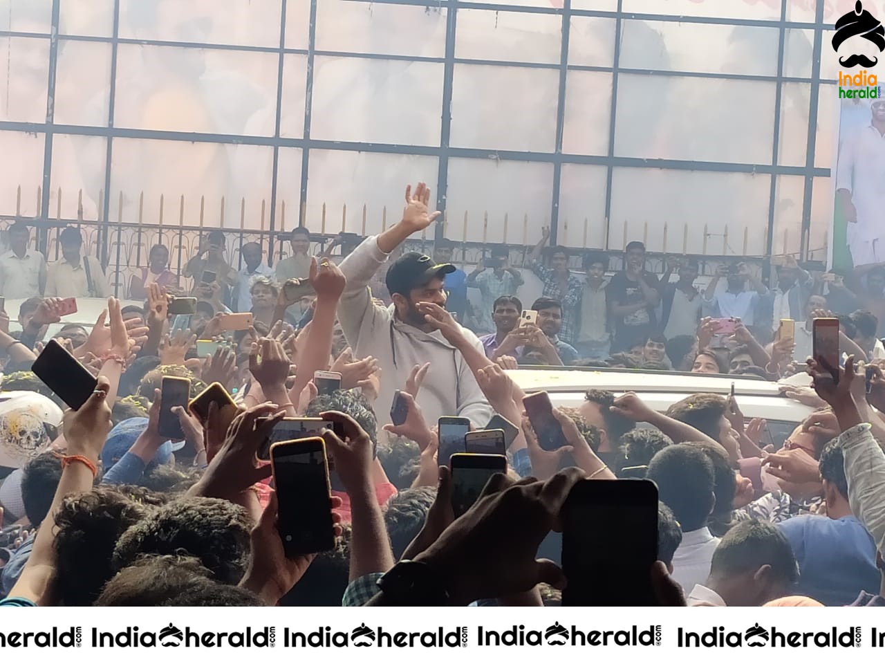 Actor Sai Dharam Tej mobbed by Crowd