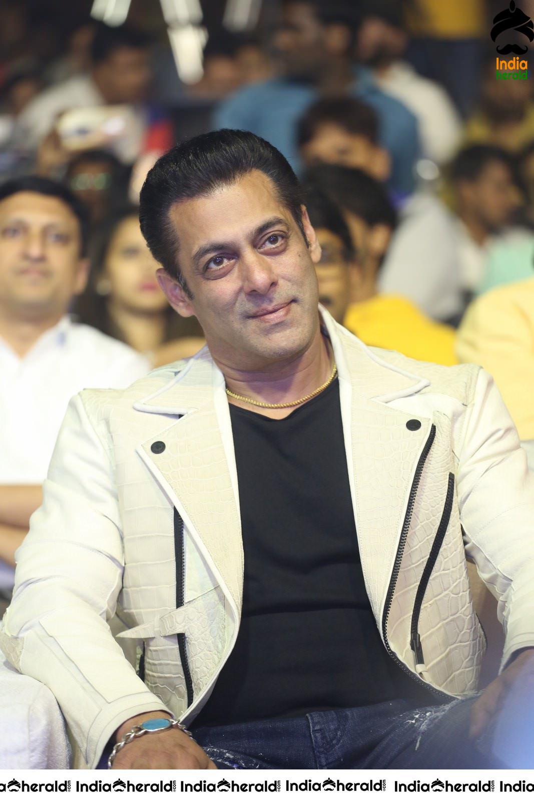 Actor Salman Khan Looking Stylish in these Latest Stills Set 1