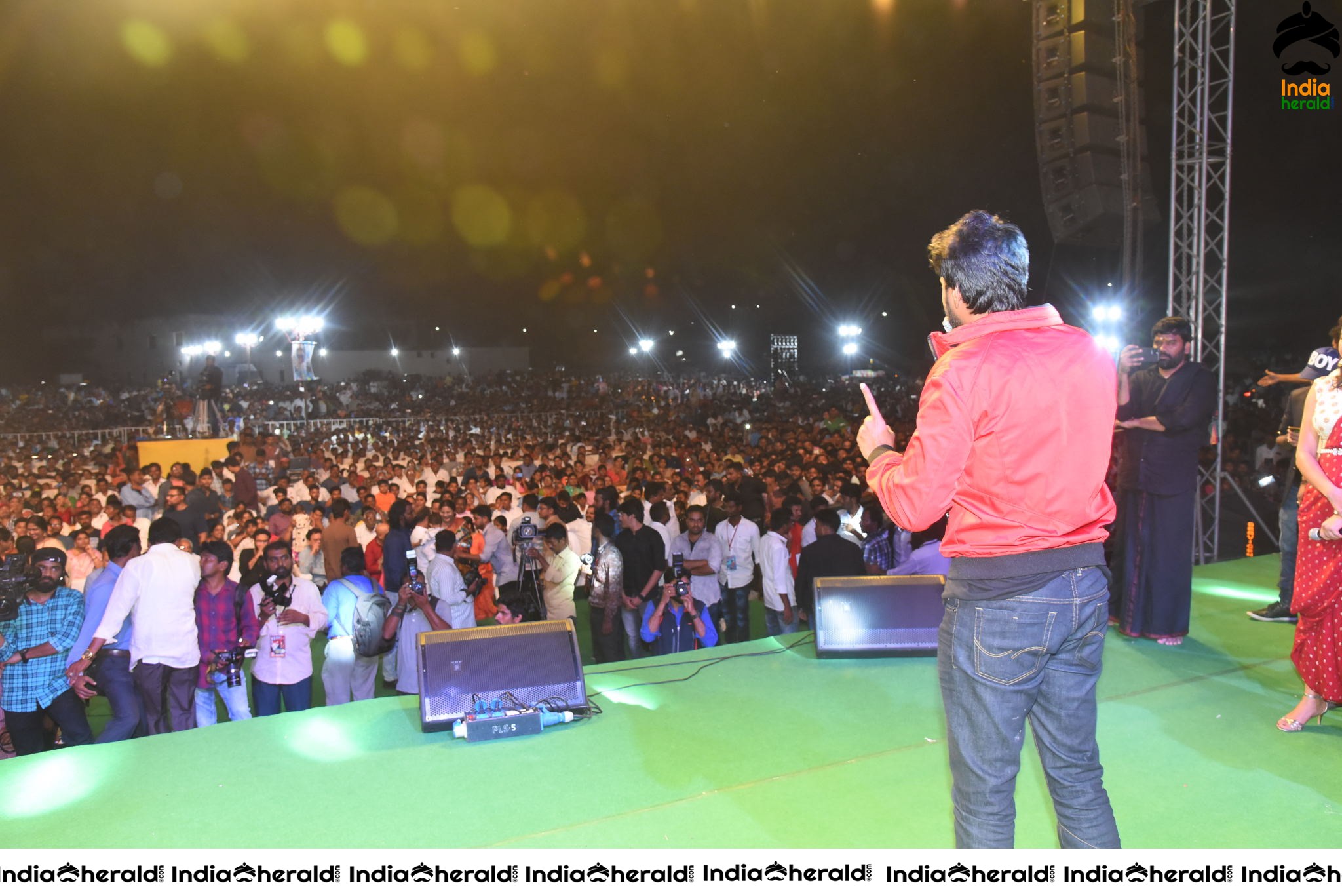 Actor Sundeep Kishan makes a good Pep Talk before a Huge Crowd Set 1