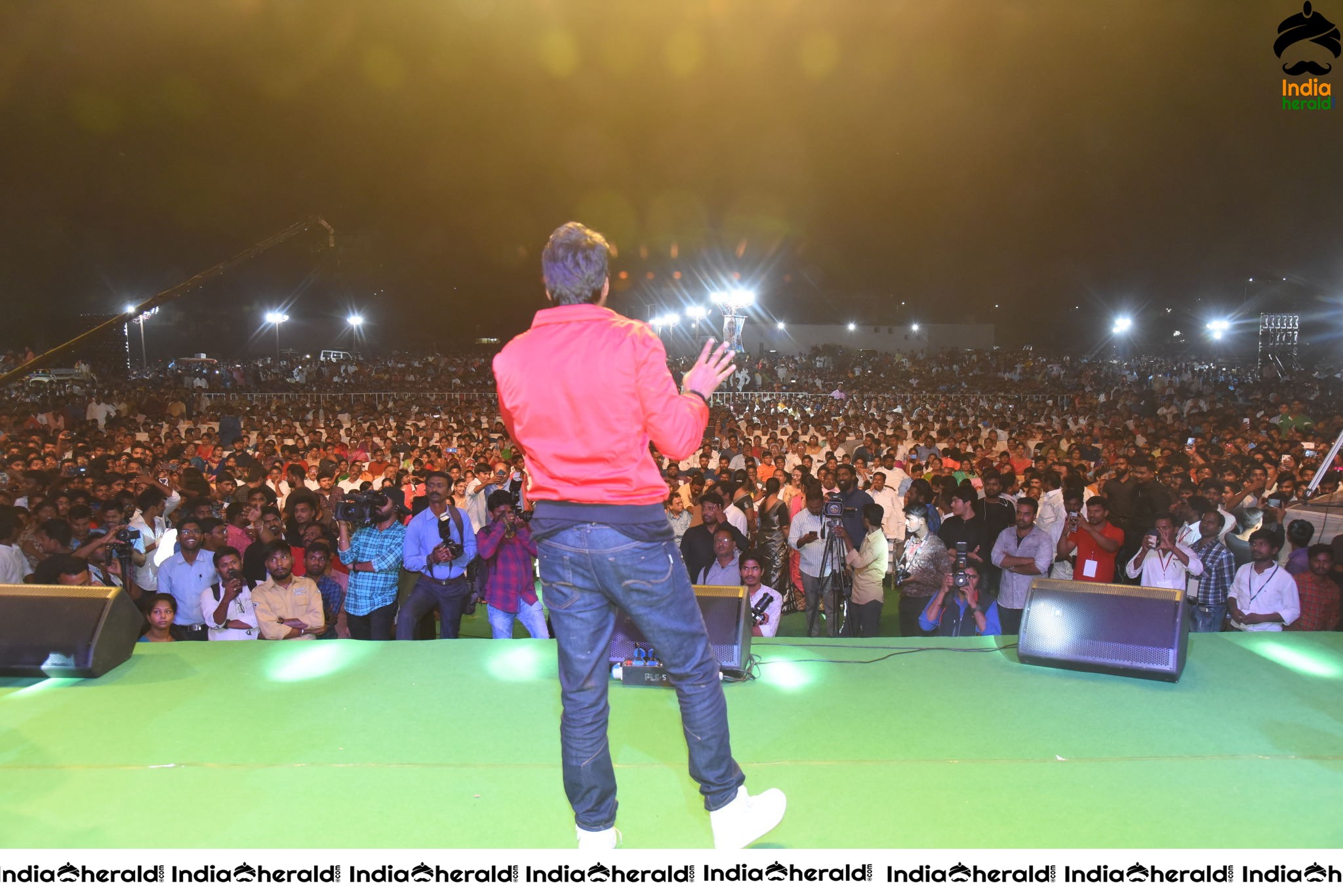Actor Sundeep Kishan makes a good Pep Talk before a Huge Crowd Set 1
