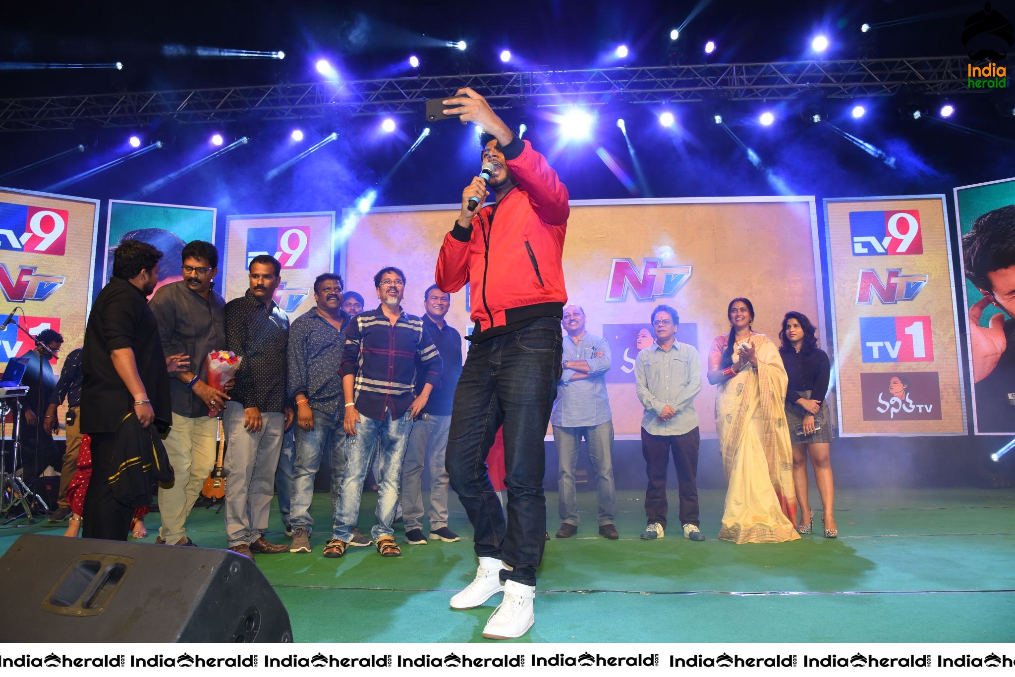 Actor Sundeep Kishan Taking Selfies with the Cast and the Crowd Set 2