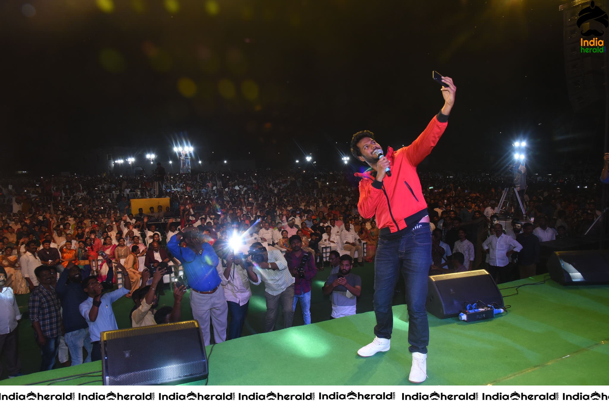 Actor Sundeep Kishan Taking Selfies with the Cast and the Crowd Set 2