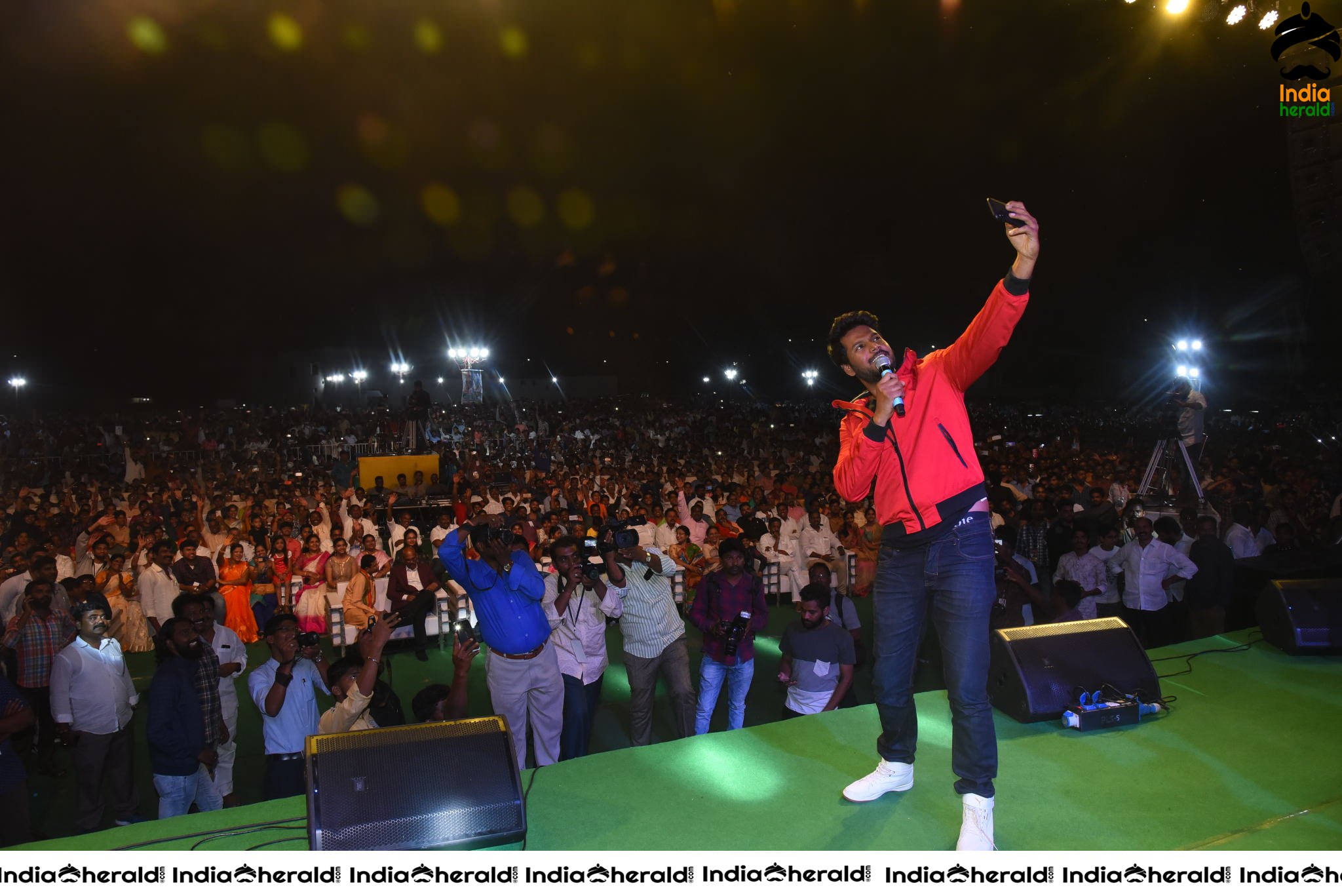 Actor Sundeep Kishan Taking Selfies with the Cast and the Crowd Set 2