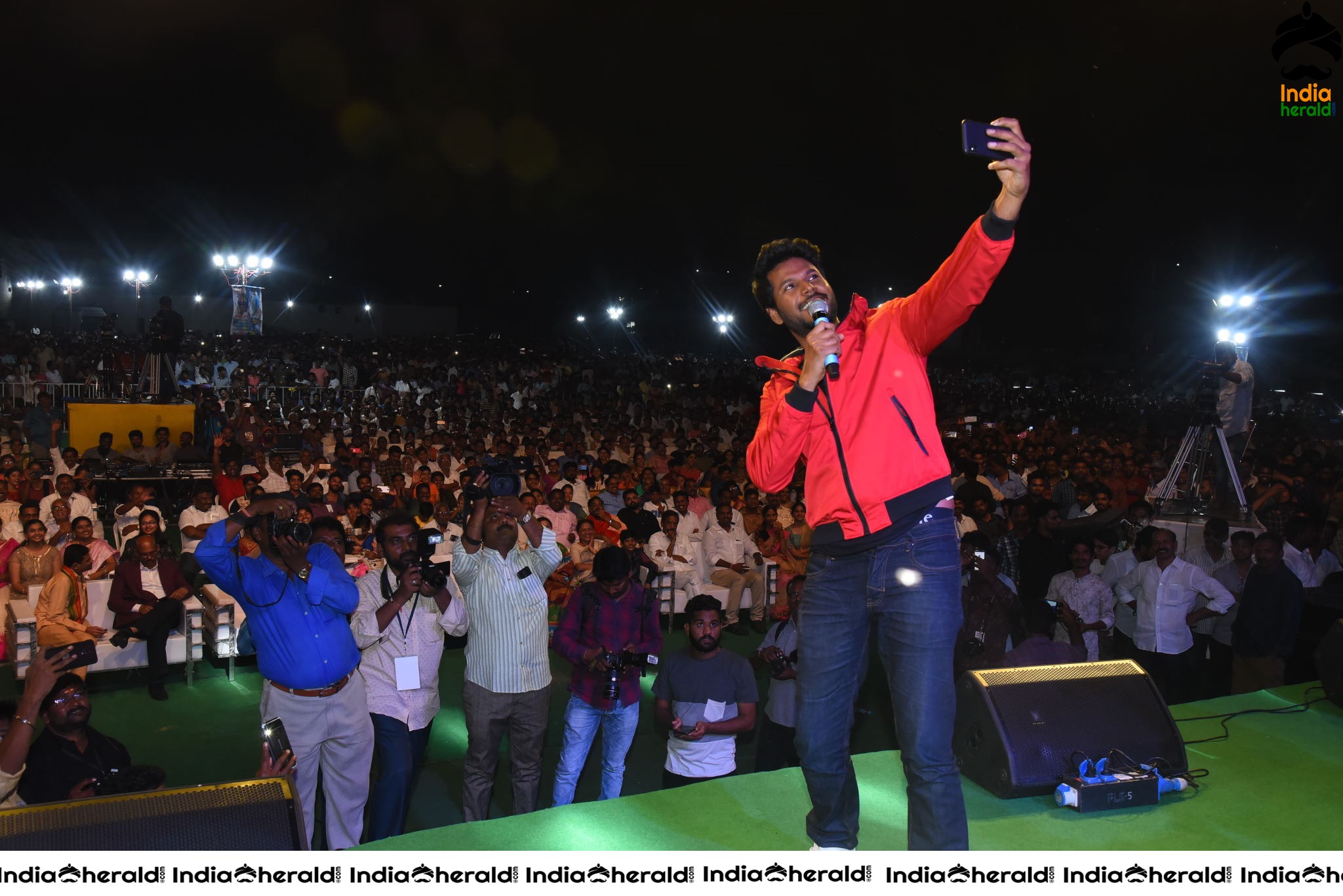 Actor Sundeep Kishan Taking Selfies with the Cast and the Crowd Set 2