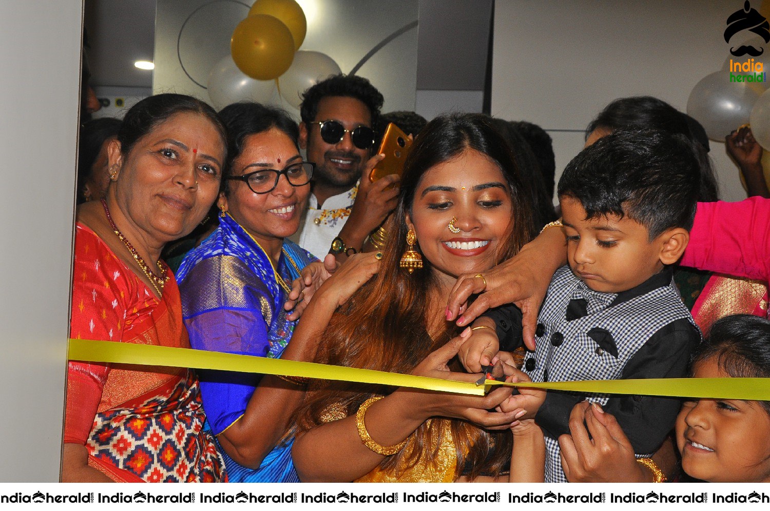 Actor Varun Sandesh inaugurates BeYou Salon at Kazipet Set 2