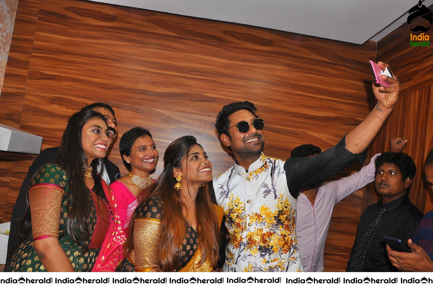Actor Varun Sandesh inaugurates BeYou Salon at Kazipet Set 3