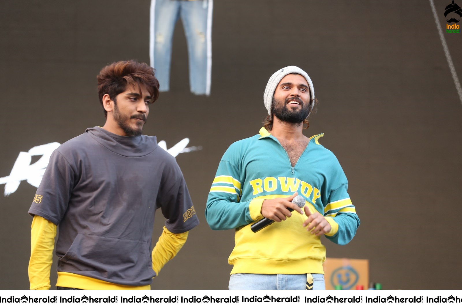 Actor Vijay Deverakonda Entertains the Crowd On the Stage Set 1