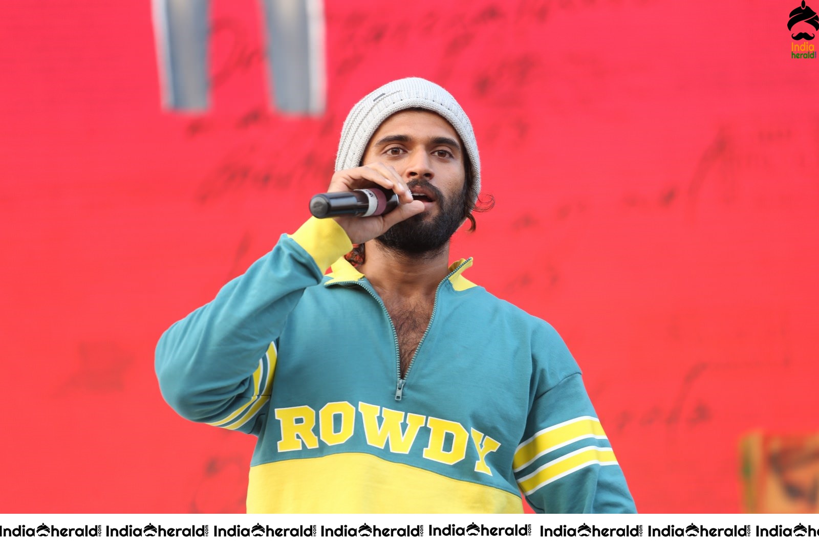 Actor Vijay Deverakonda Entertains the Crowd On the Stage Set 1