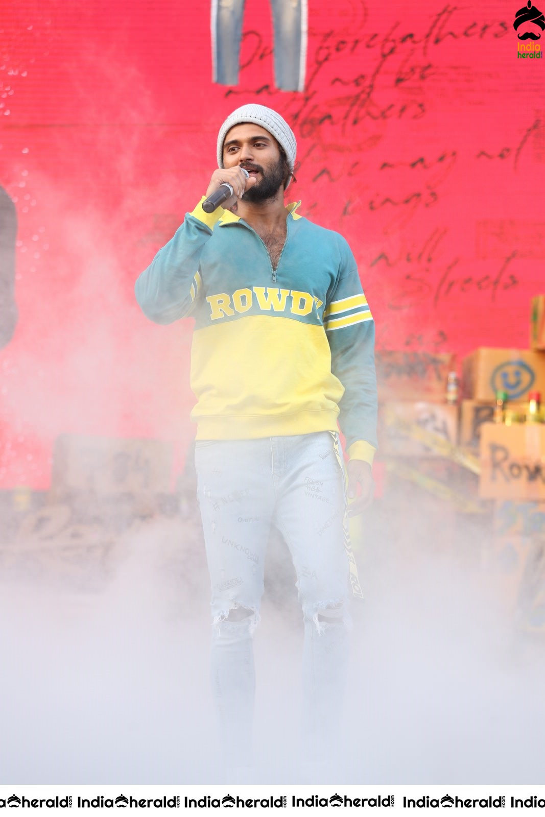 Actor Vijay Deverakonda Entertains the Crowd On the Stage Set 1