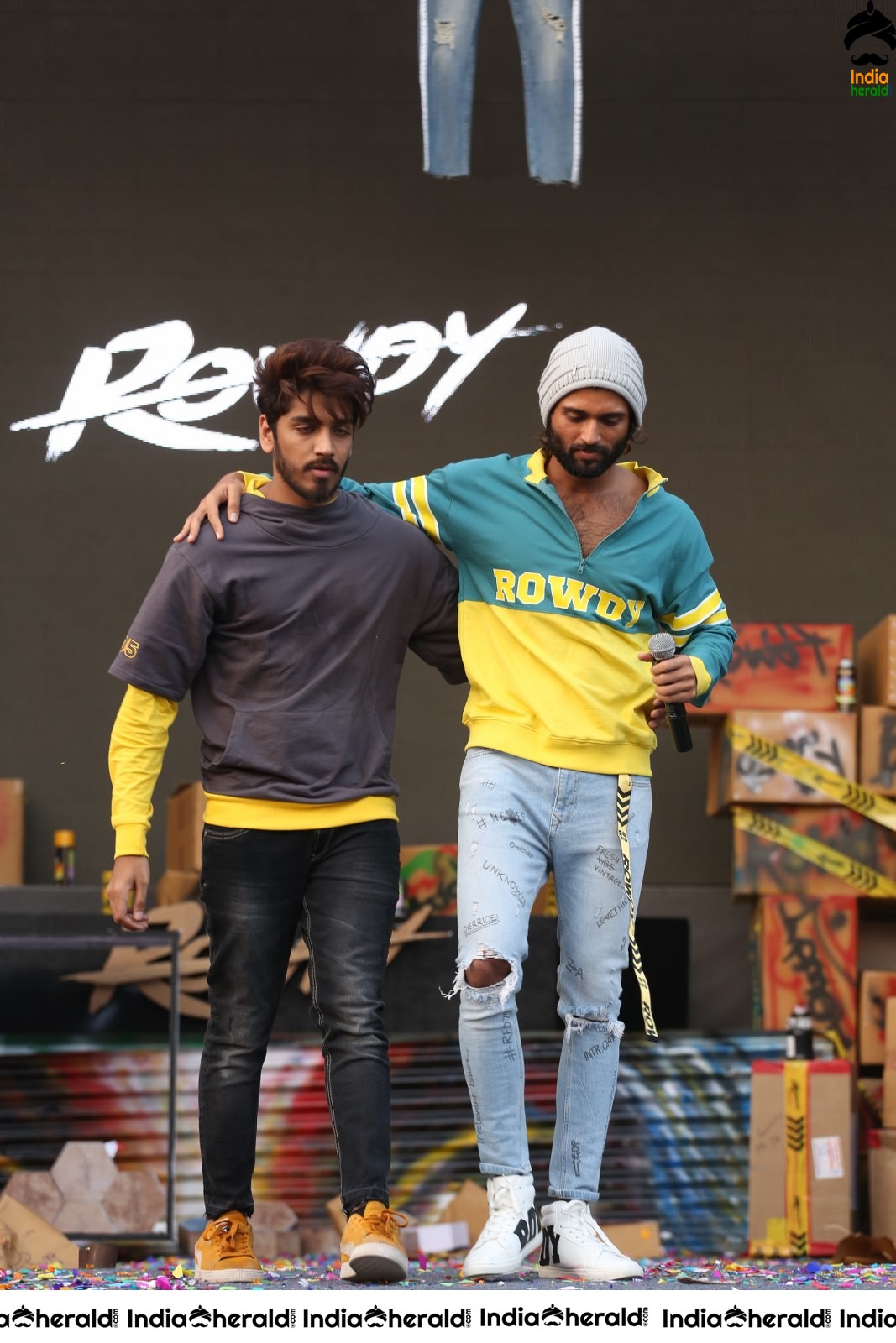 Actor Vijay Deverakonda Entertains the Crowd On the Stage Set 1