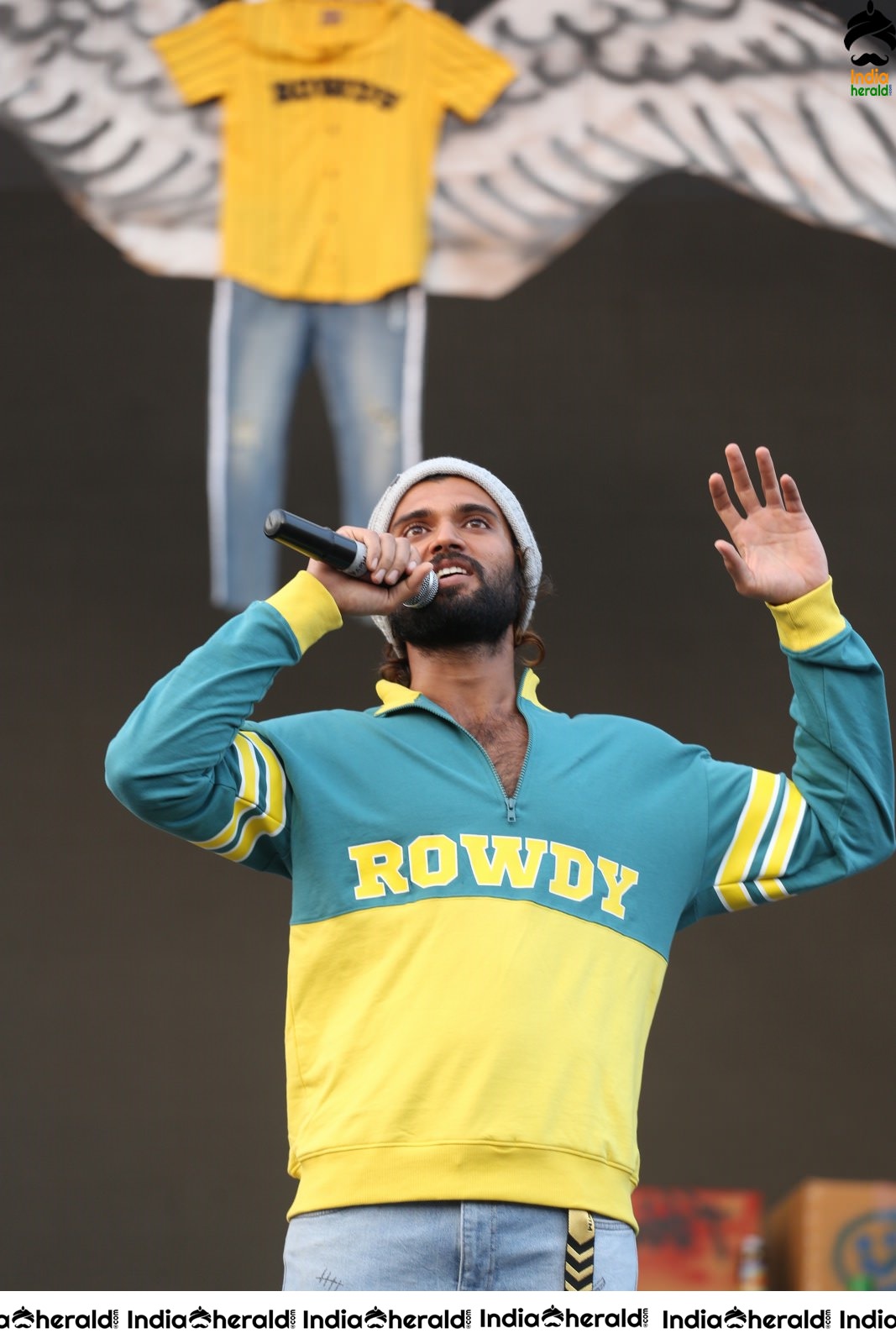 Actor Vijay Deverakonda Entertains the Crowd On the Stage Set 1