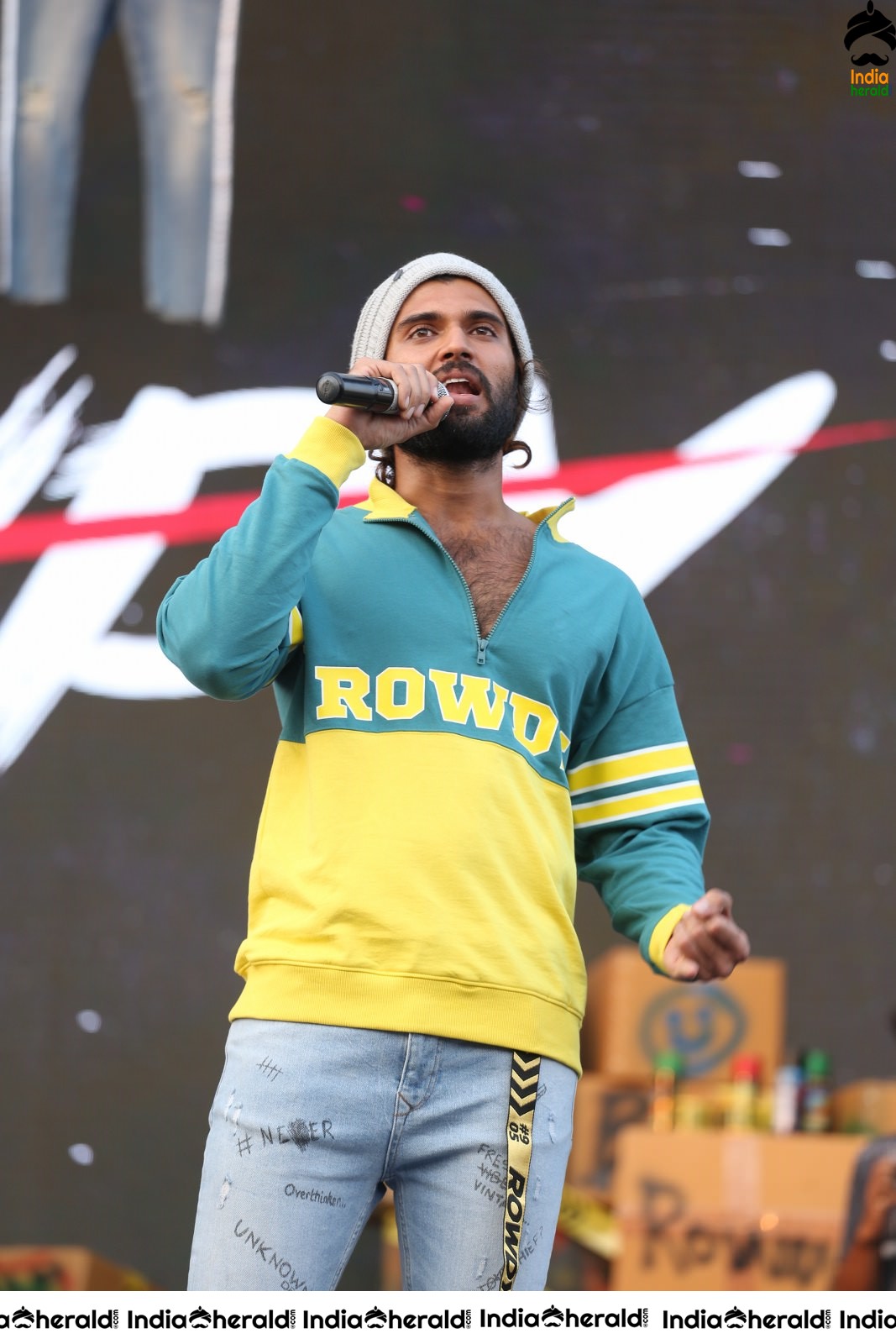 Actor Vijay Deverakonda Entertains the Crowd On the Stage Set 1