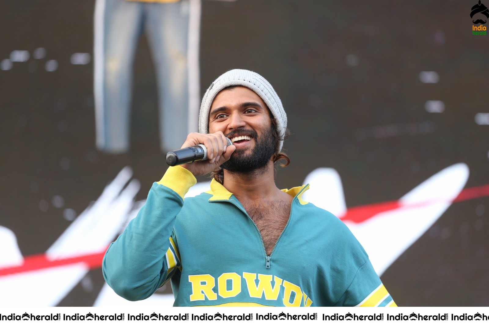 Actor Vijay Deverakonda Entertains the Crowd On the Stage Set 1