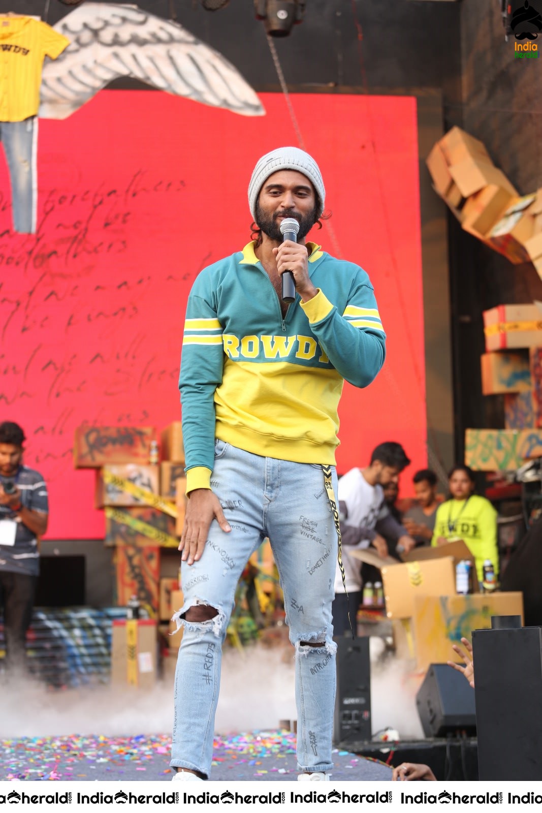 Actor Vijay Deverakonda Entertains the Crowd On the Stage Set 1