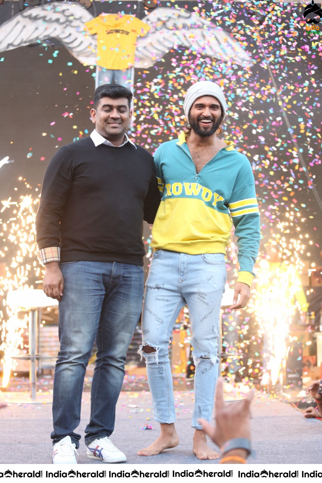 Actor Vijay Deverakonda Entertains the Crowd On the Stage Set 2