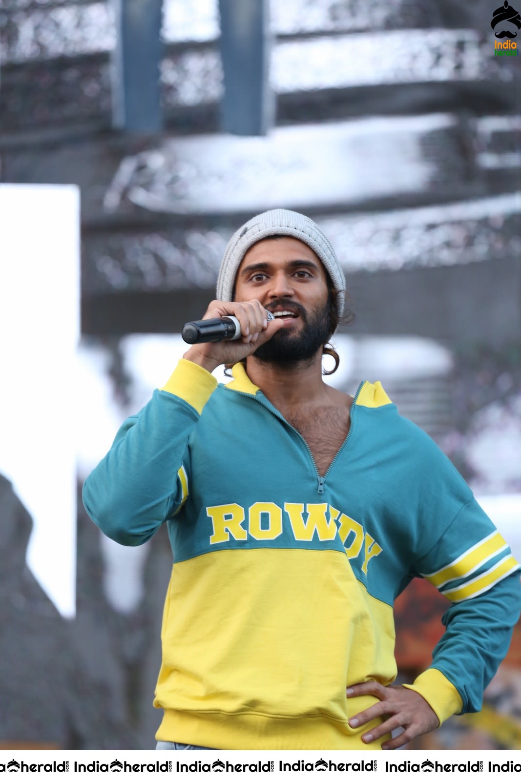 Actor Vijay Deverakonda Entertains the Crowd On the Stage Set 2