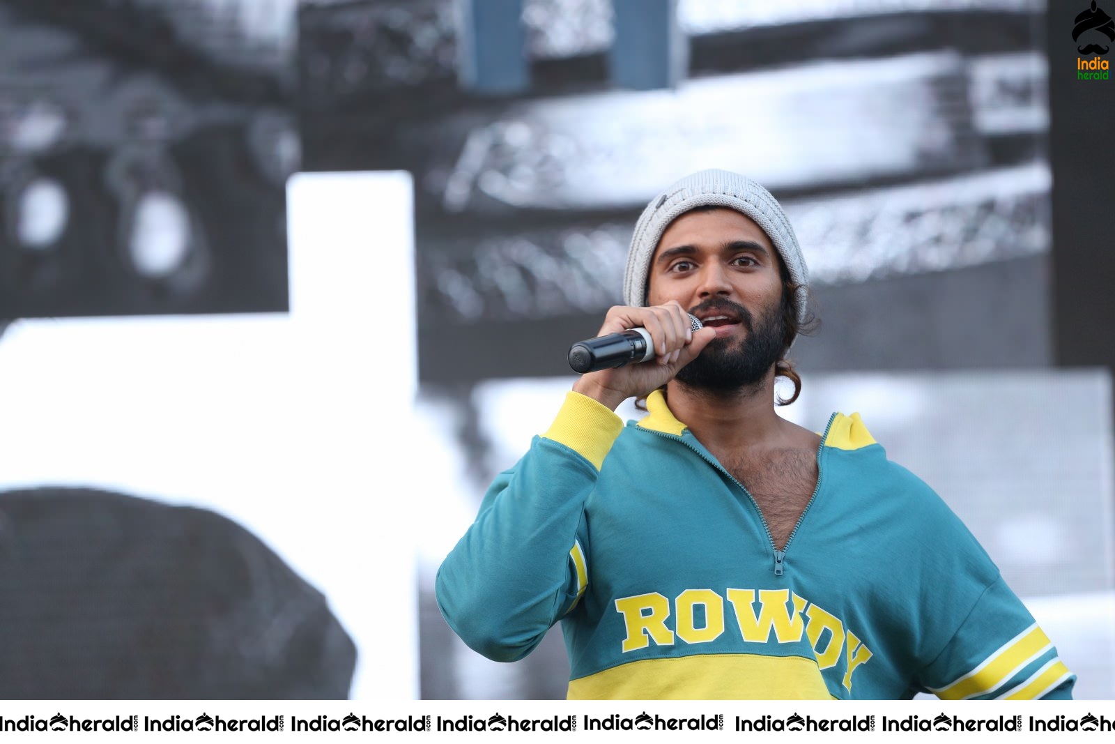 Actor Vijay Deverakonda Entertains the Crowd On the Stage Set 2