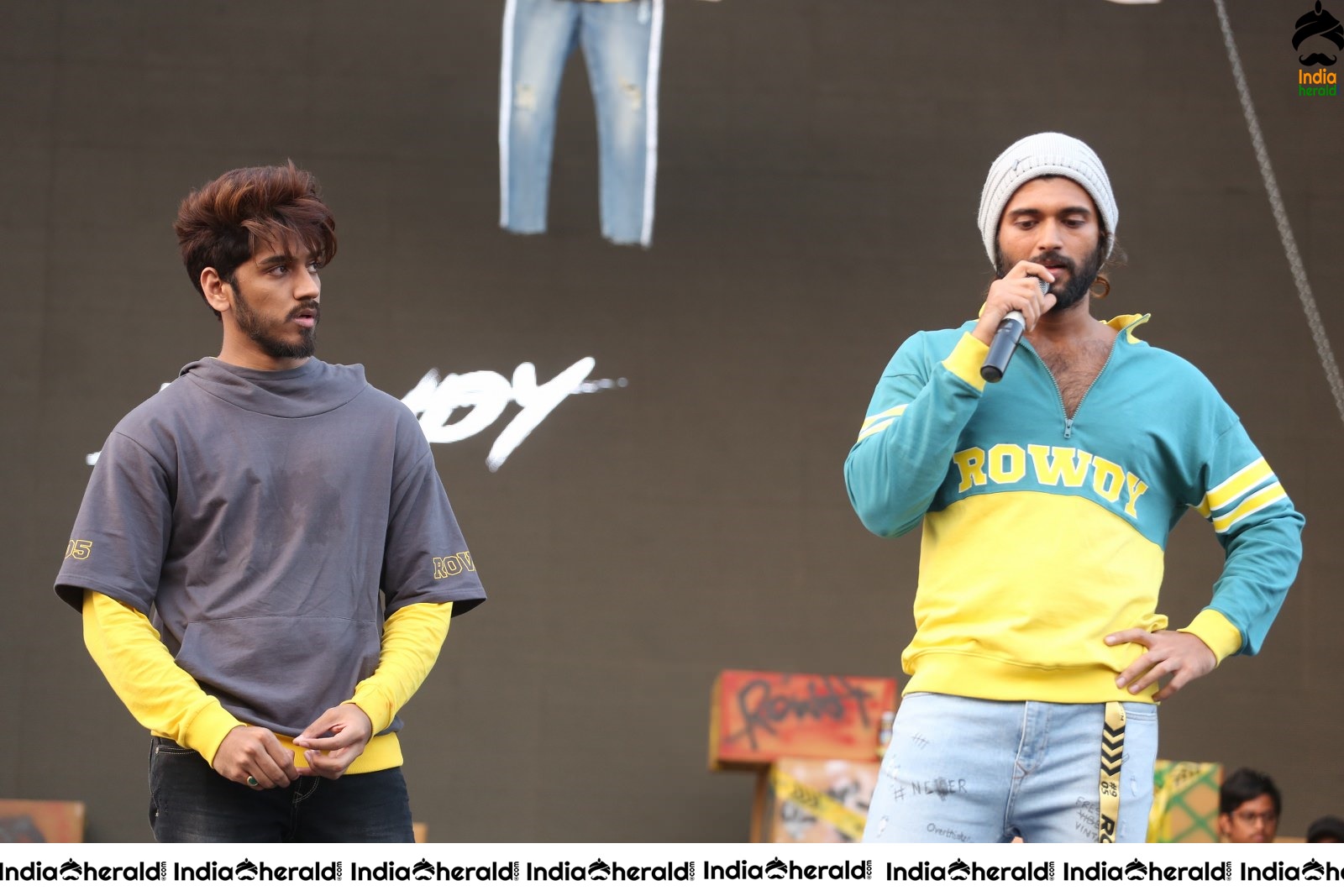 Actor Vijay Deverakonda Entertains the Crowd On the Stage Set 2