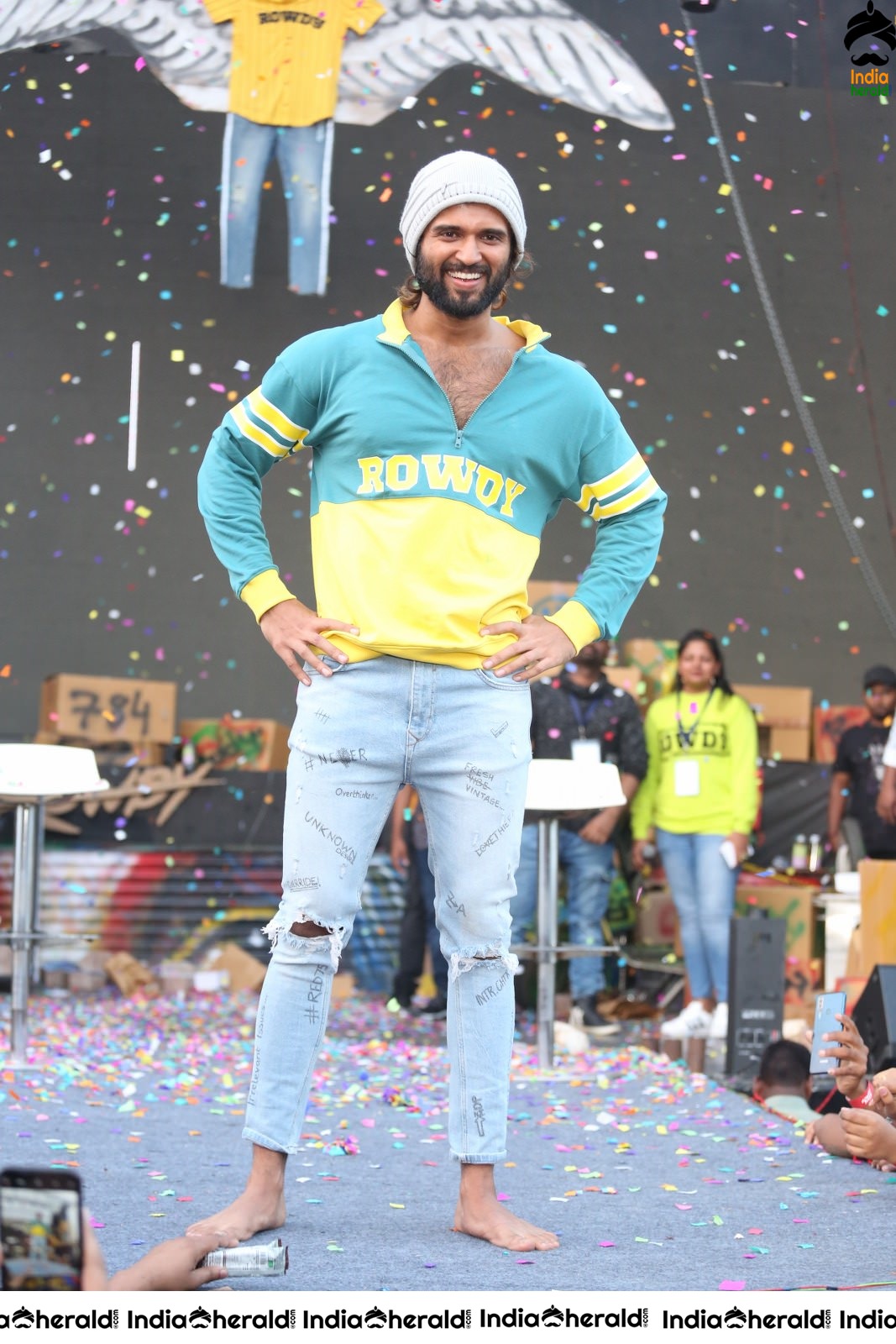 Actor Vijay Deverakonda Entertains the Crowd On the Stage Set 2