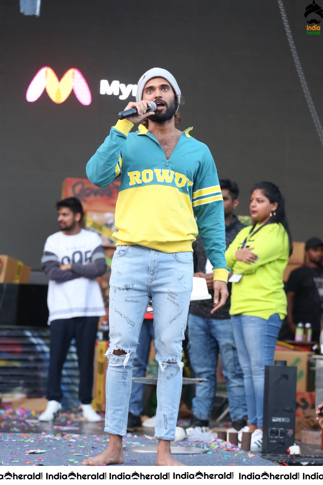 Actor Vijay Deverakonda Entertains the Crowd On the Stage Set 2