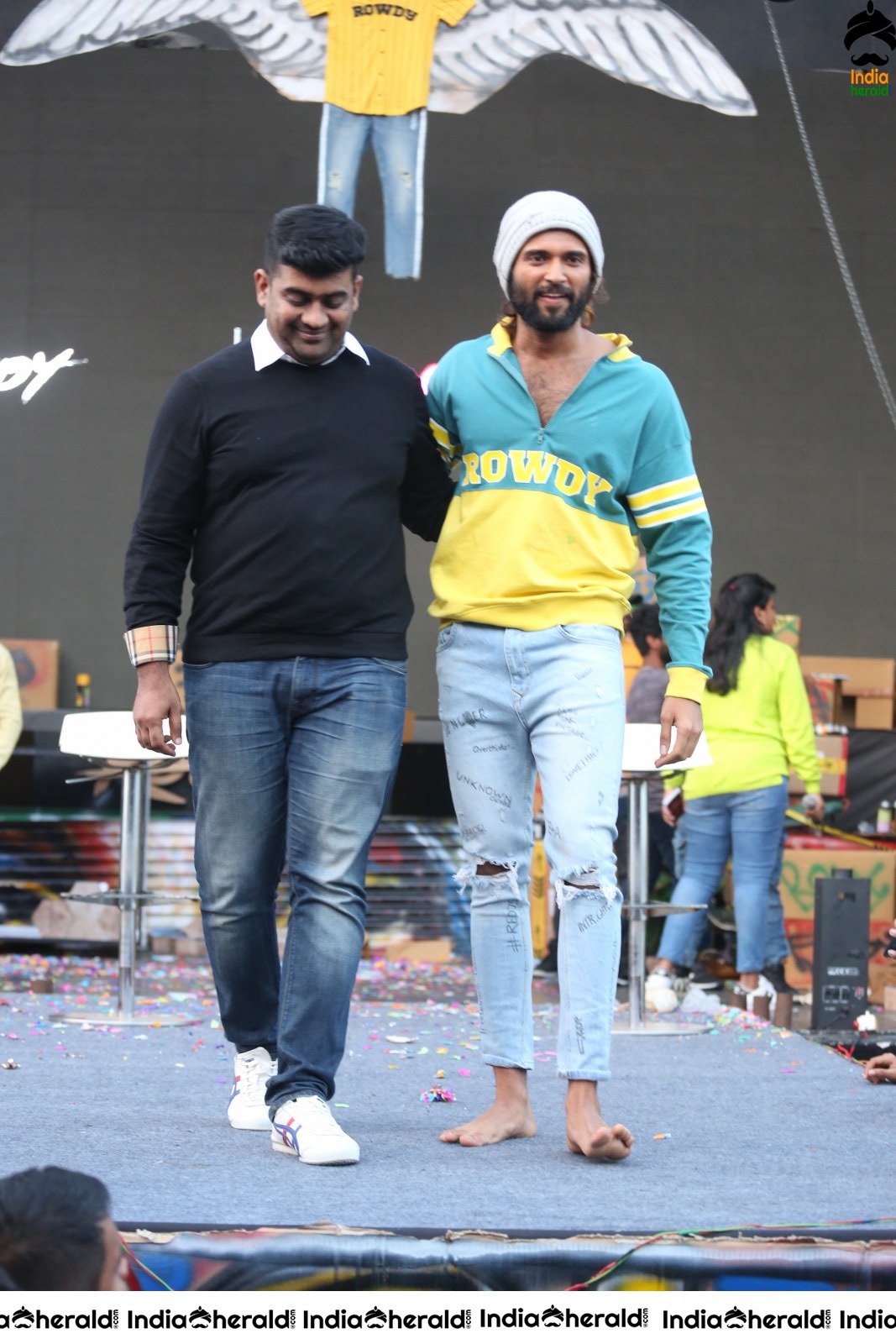 Actor Vijay Deverakonda Entertains the Crowd On the Stage Set 2