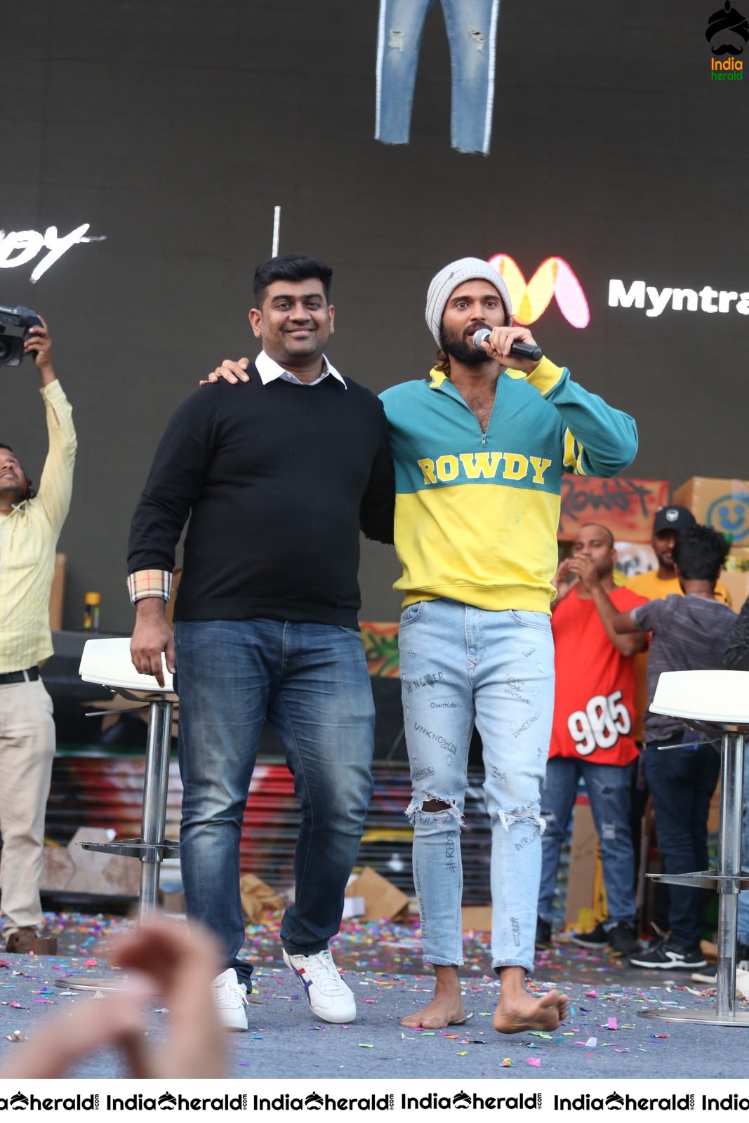 Actor Vijay Deverakonda Entertains the Crowd On the Stage Set 2