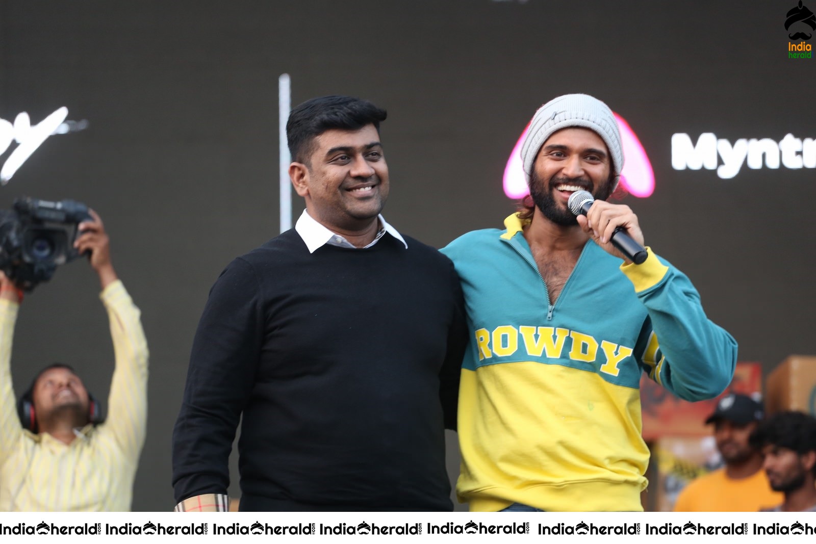 Actor Vijay Deverakonda Entertains the Crowd On the Stage Set 2
