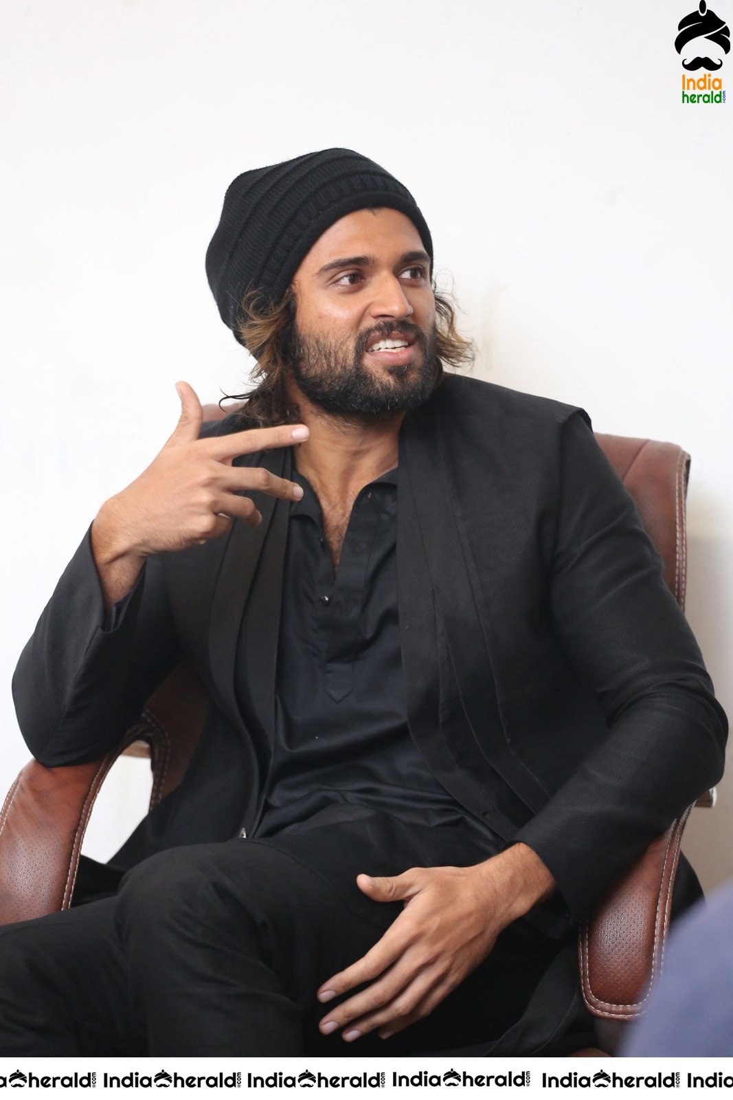 Actor Vijay Deverakonda Looking like a Hot Hunk in Black