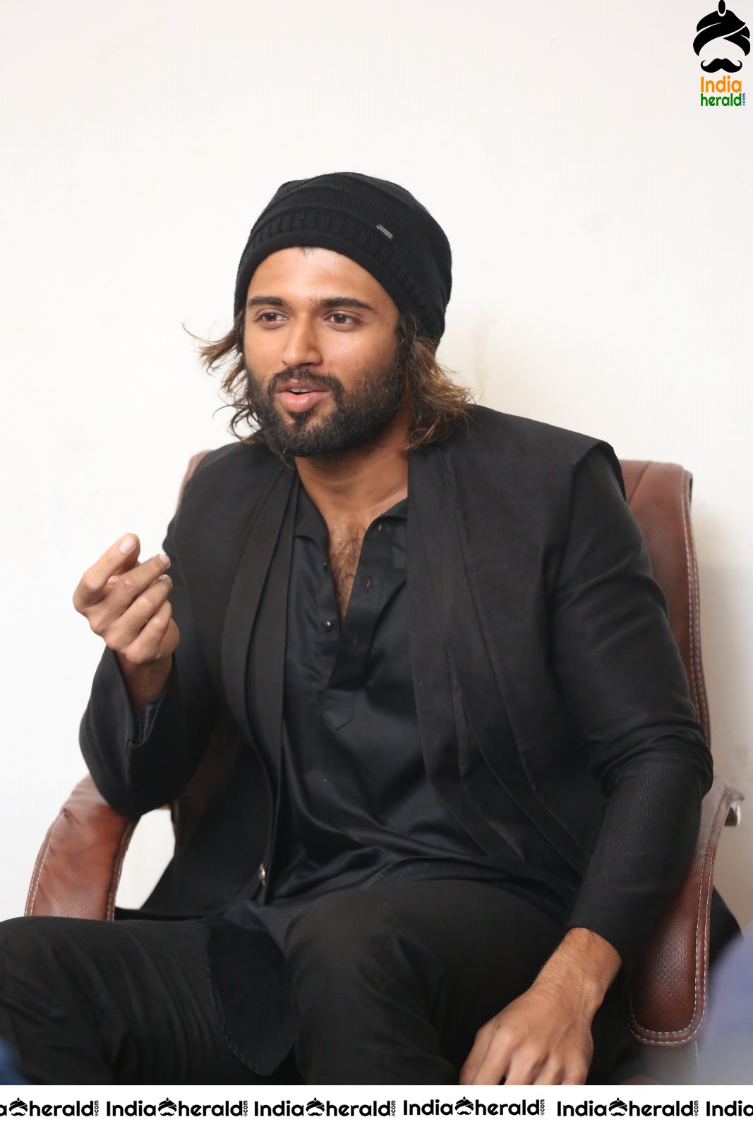 Actor Vijay Deverakonda Looking like a Hot Hunk in Black