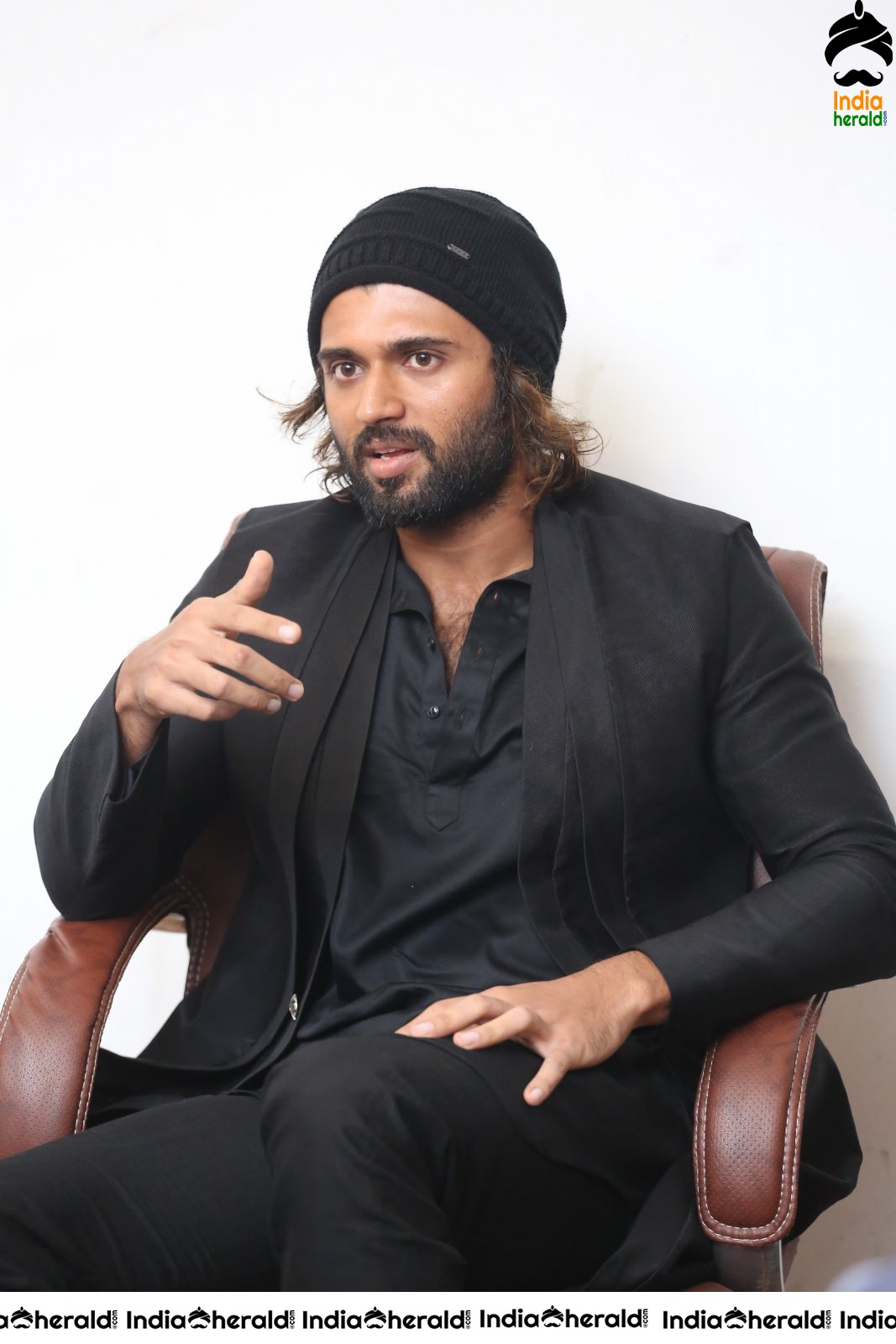 Actor Vijay Deverakonda Looking like a Hot Hunk in Black