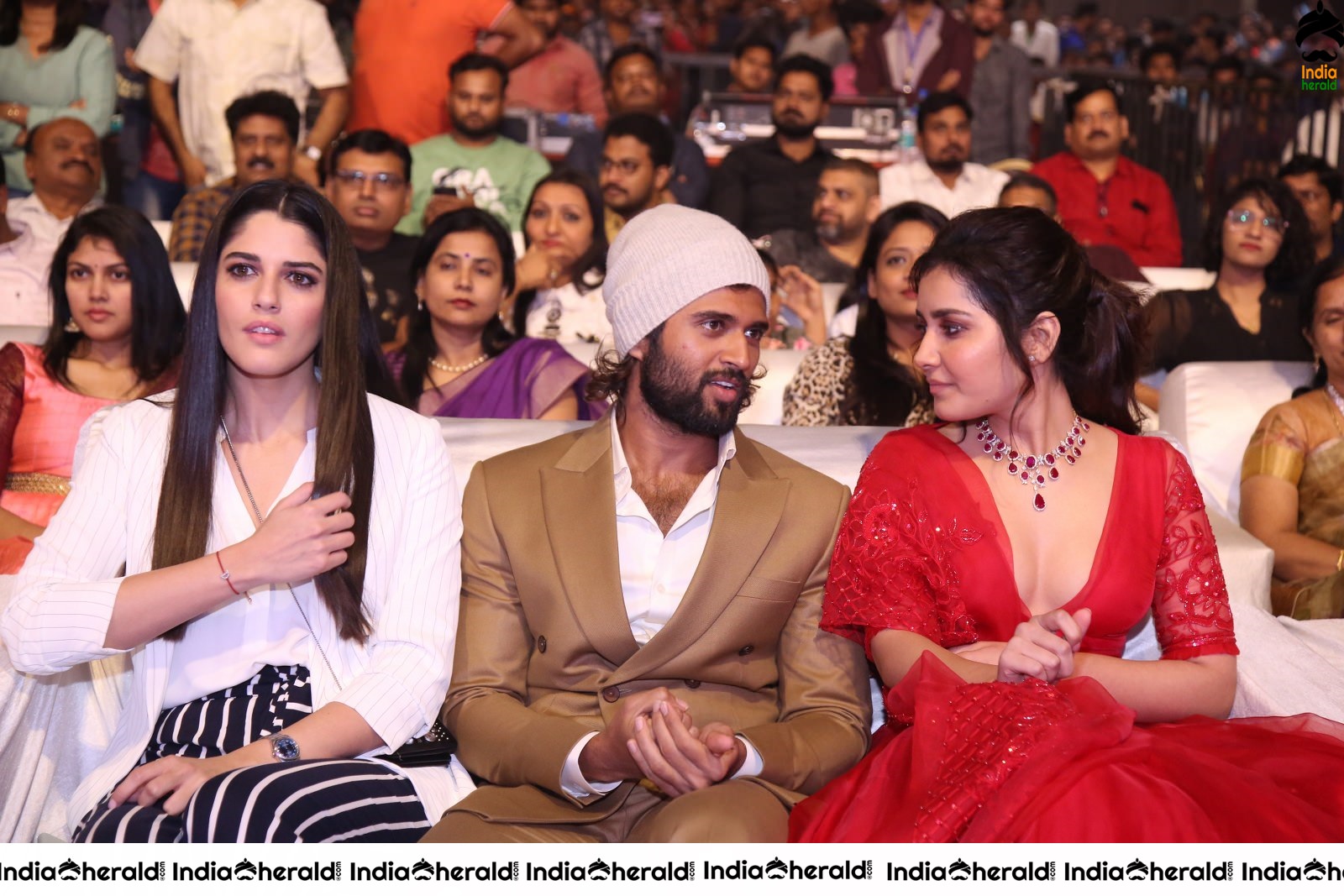 Actor Vijay Deverakonda Spotted between Izabelle and Raashi Khanna while having a Chit Chat