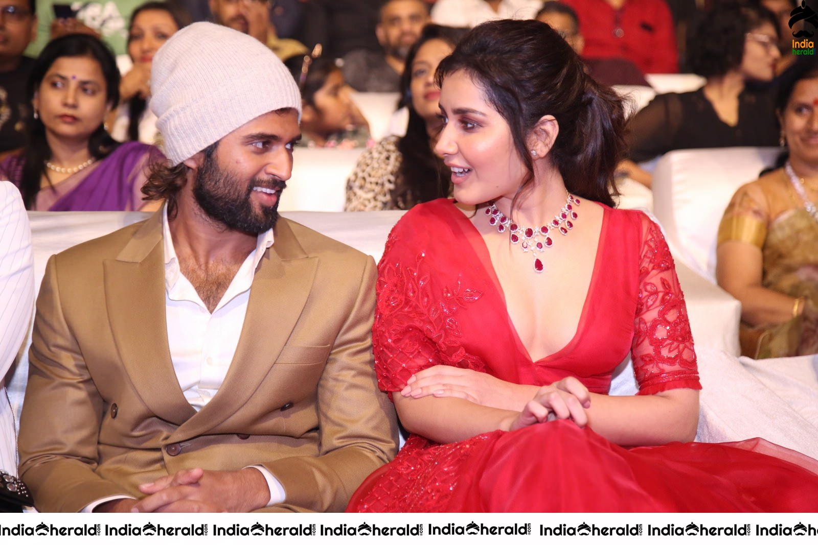 Actor Vijay Deverakonda Spotted between Izabelle and Raashi Khanna while having a Chit Chat