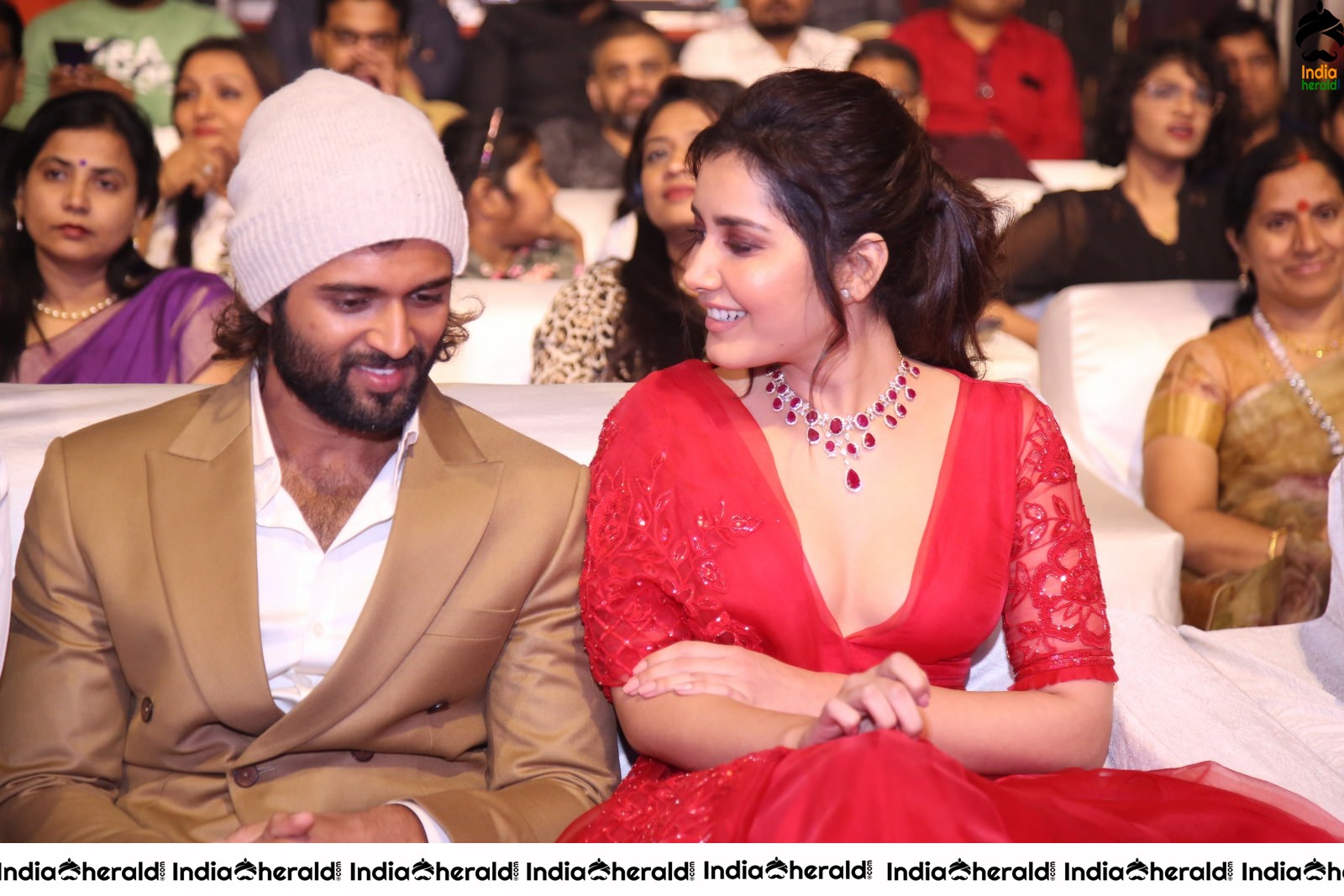Actor Vijay Deverakonda Spotted between Izabelle and Raashi Khanna while having a Chit Chat